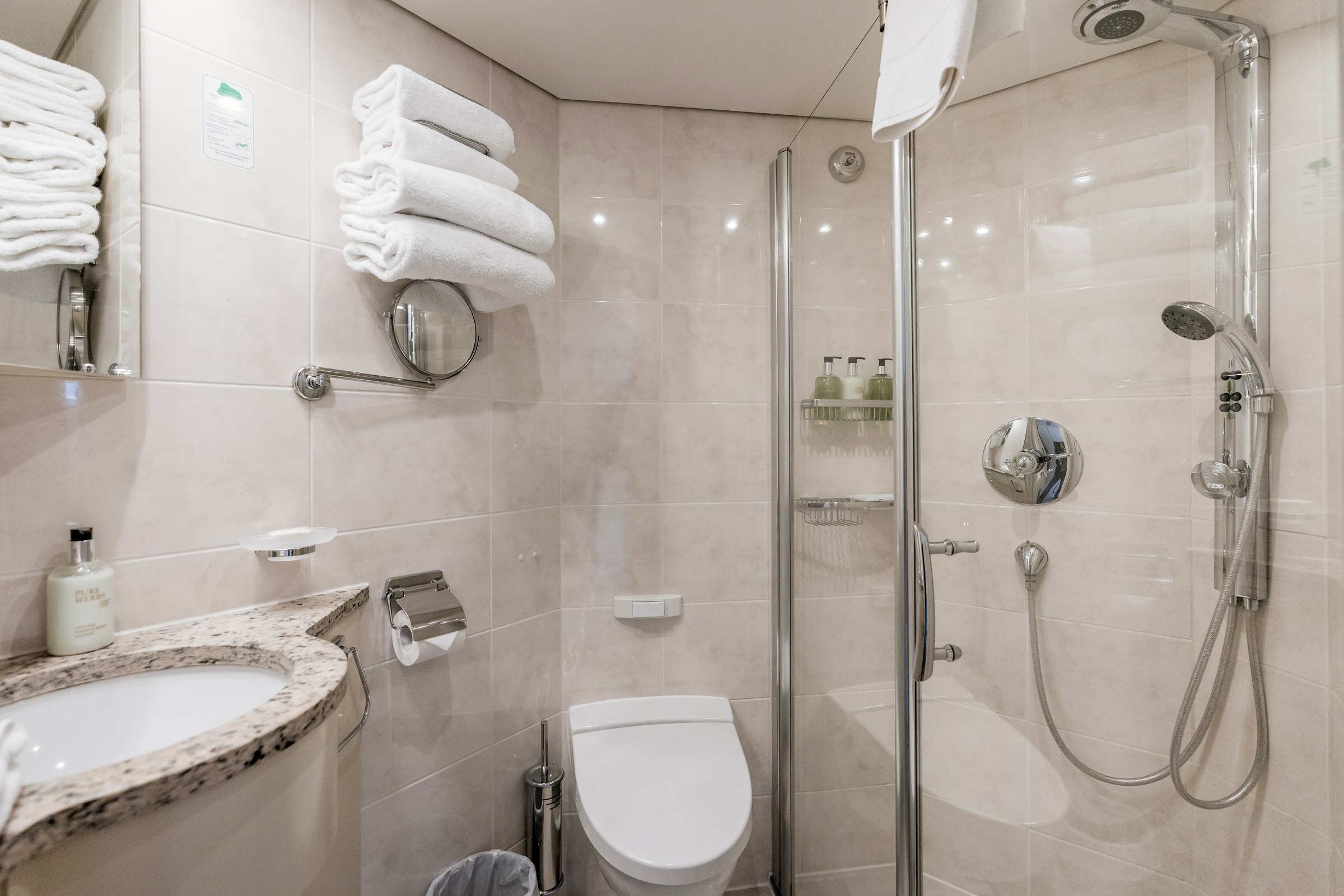 AmaCello Category B stateroom bathroom