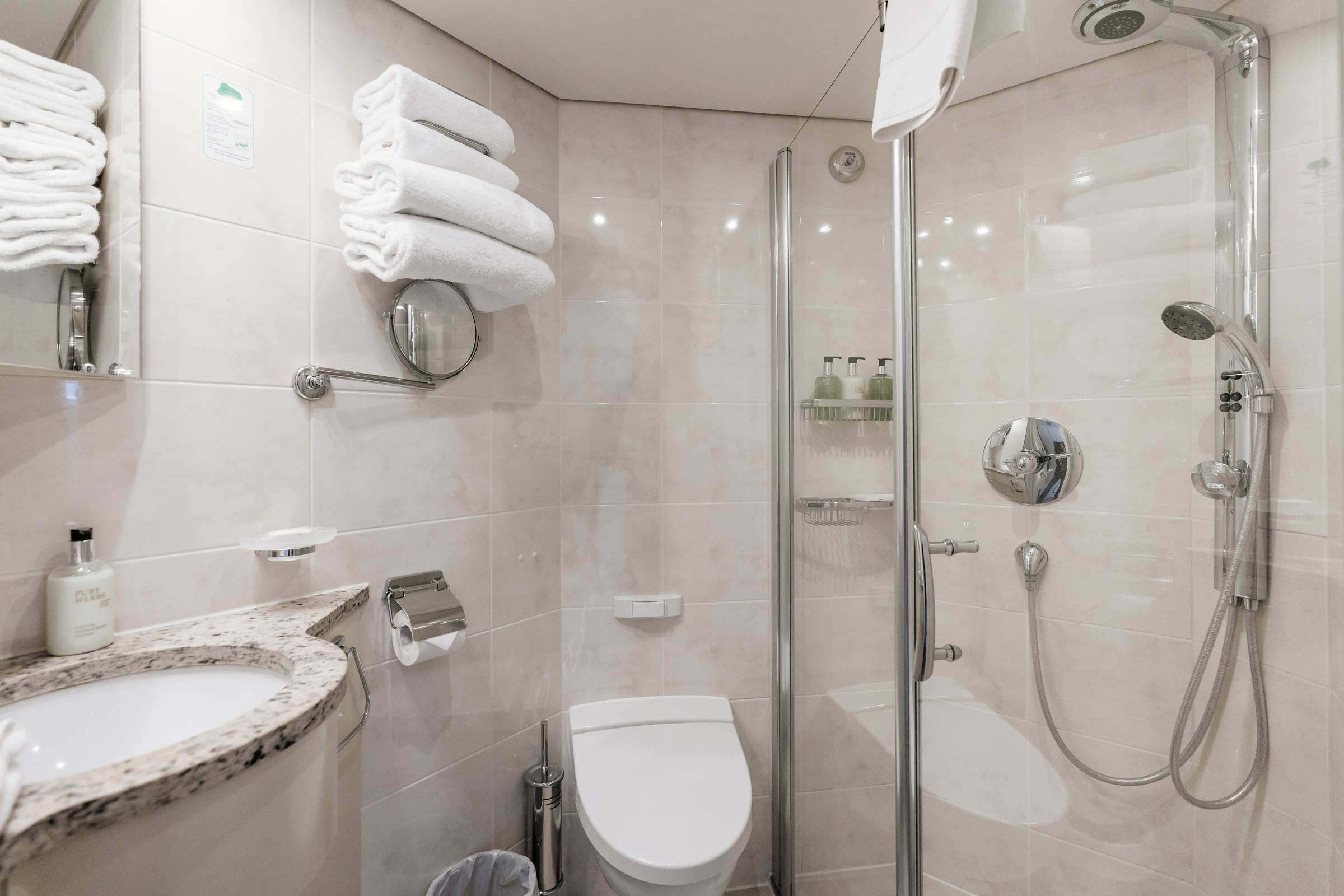 AmaCello Category D stateroom bathroom