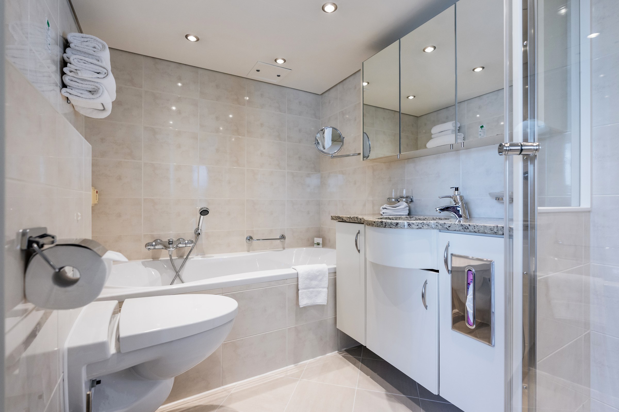 AmaCello suite bathroom