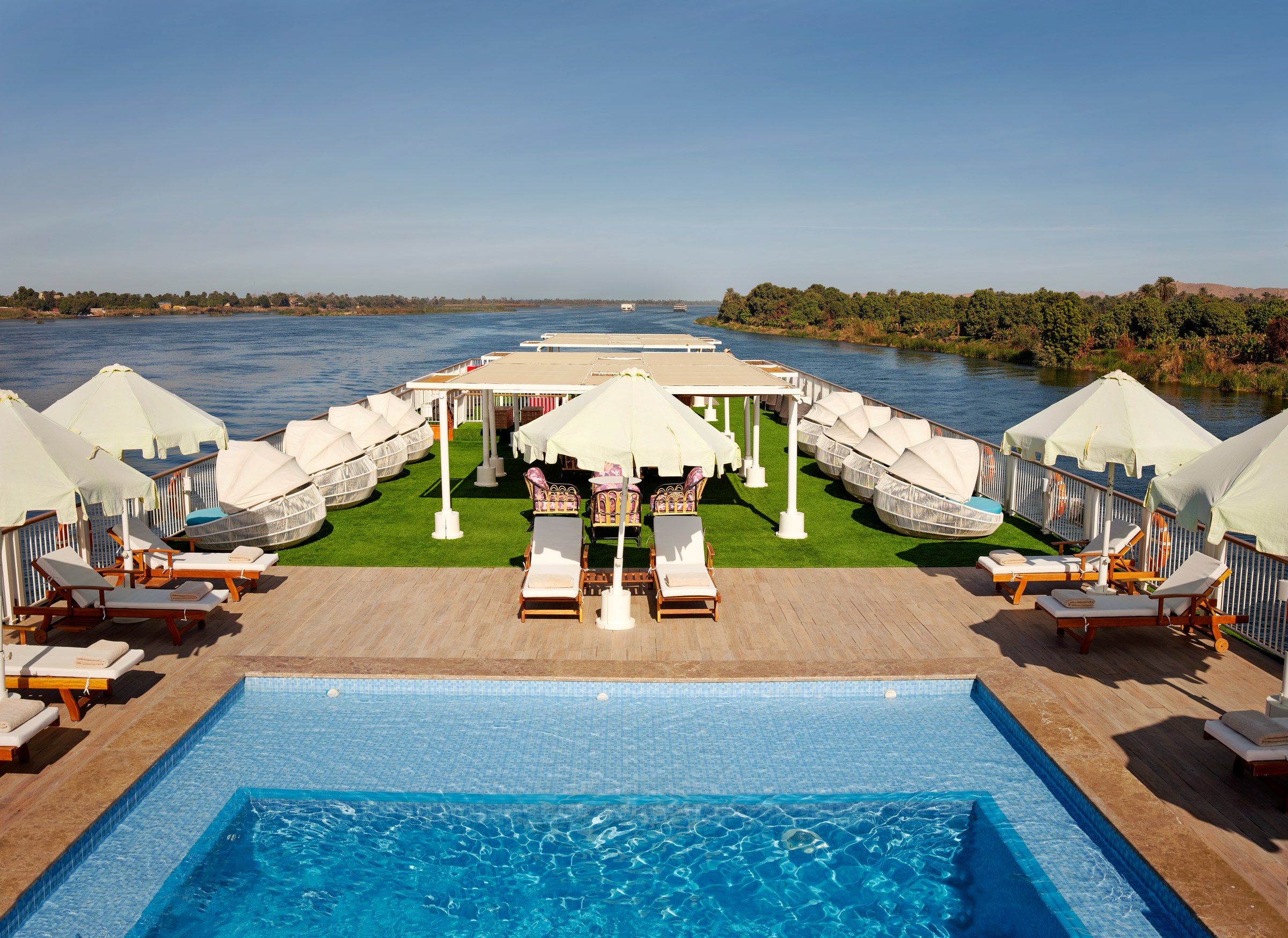 AmaDahlia Sun Deck pool