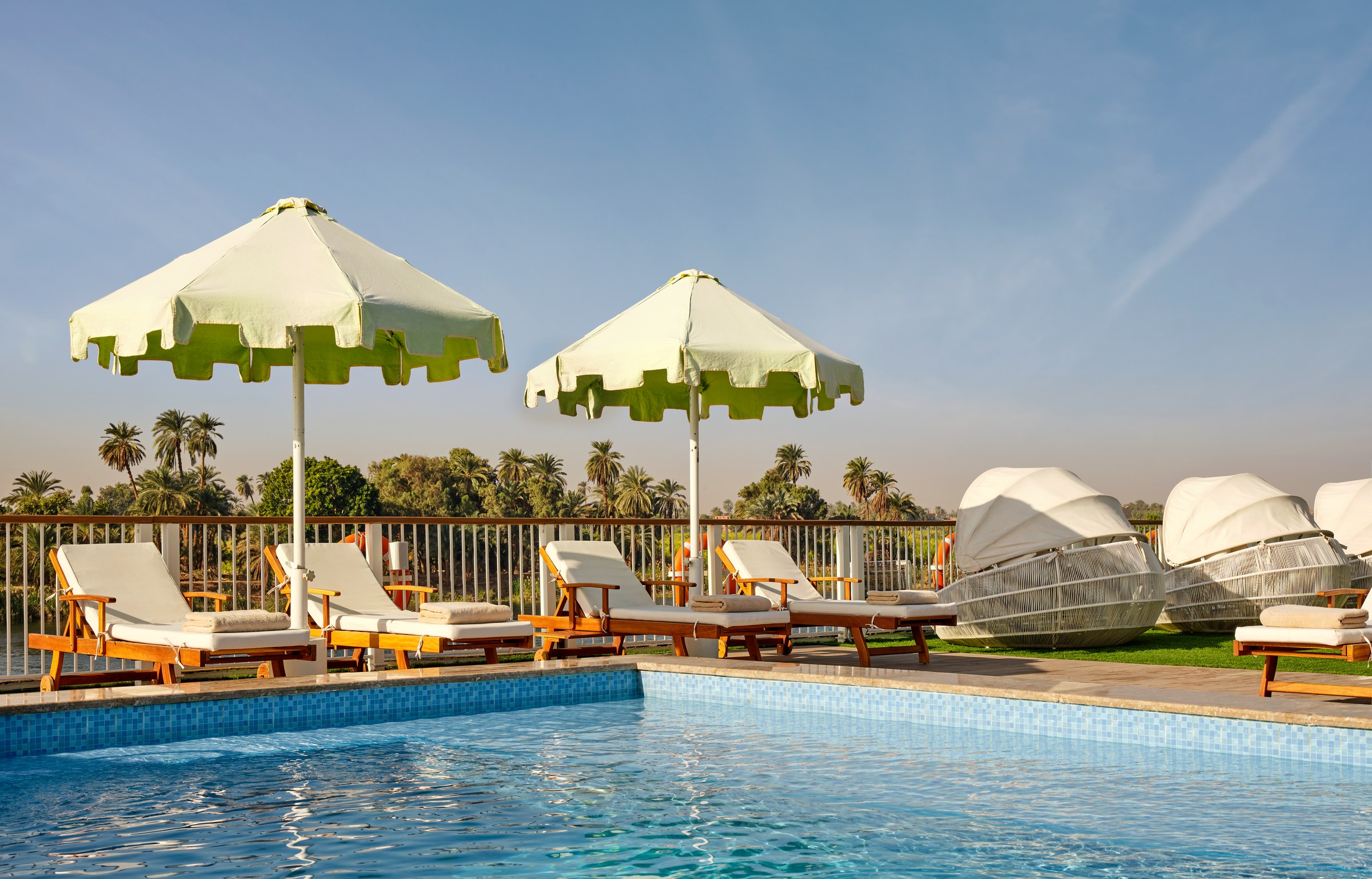 AmaDahlia pool and sun loungers
