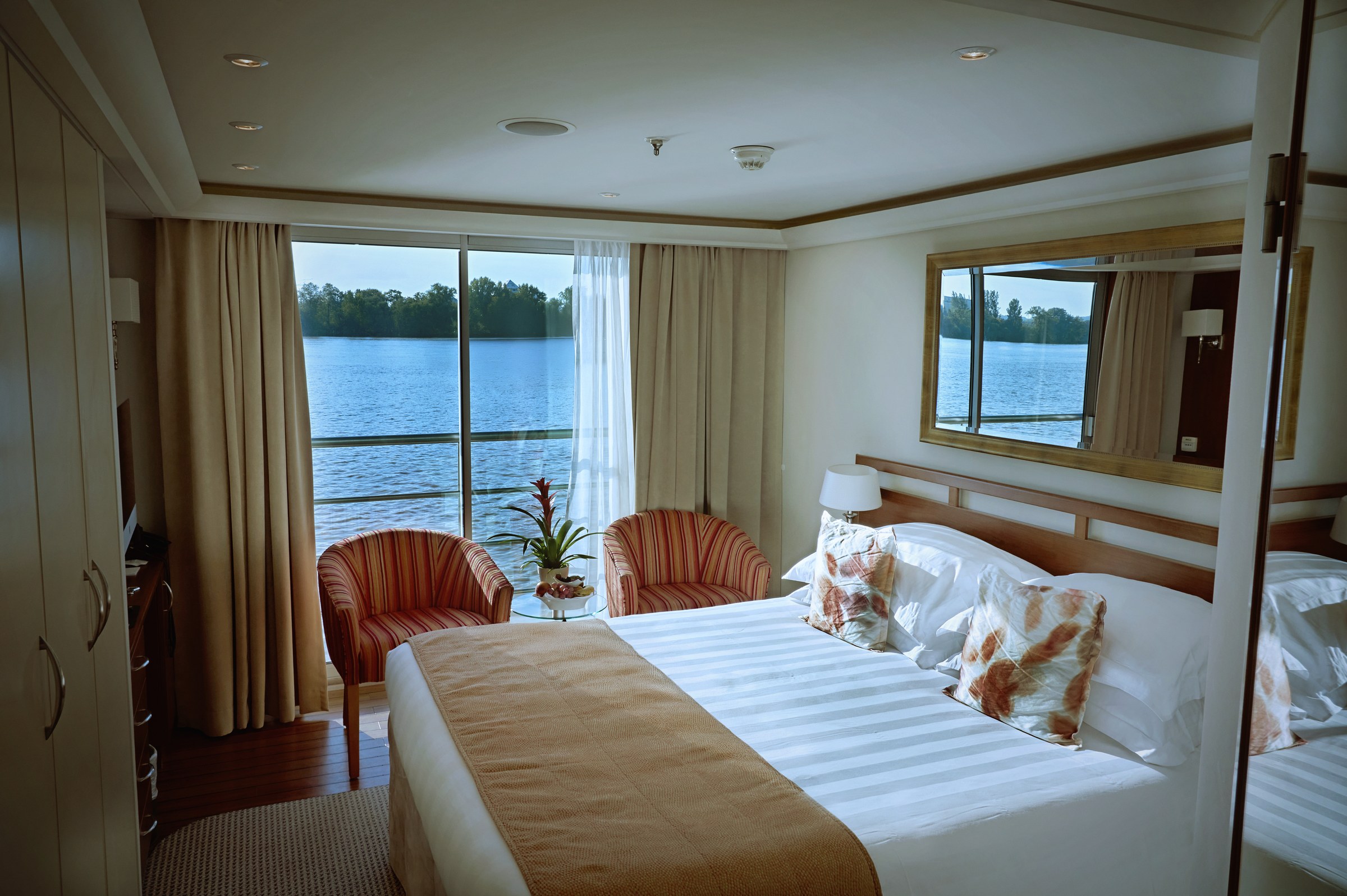 AmaDolce Category B French balcony stateroom