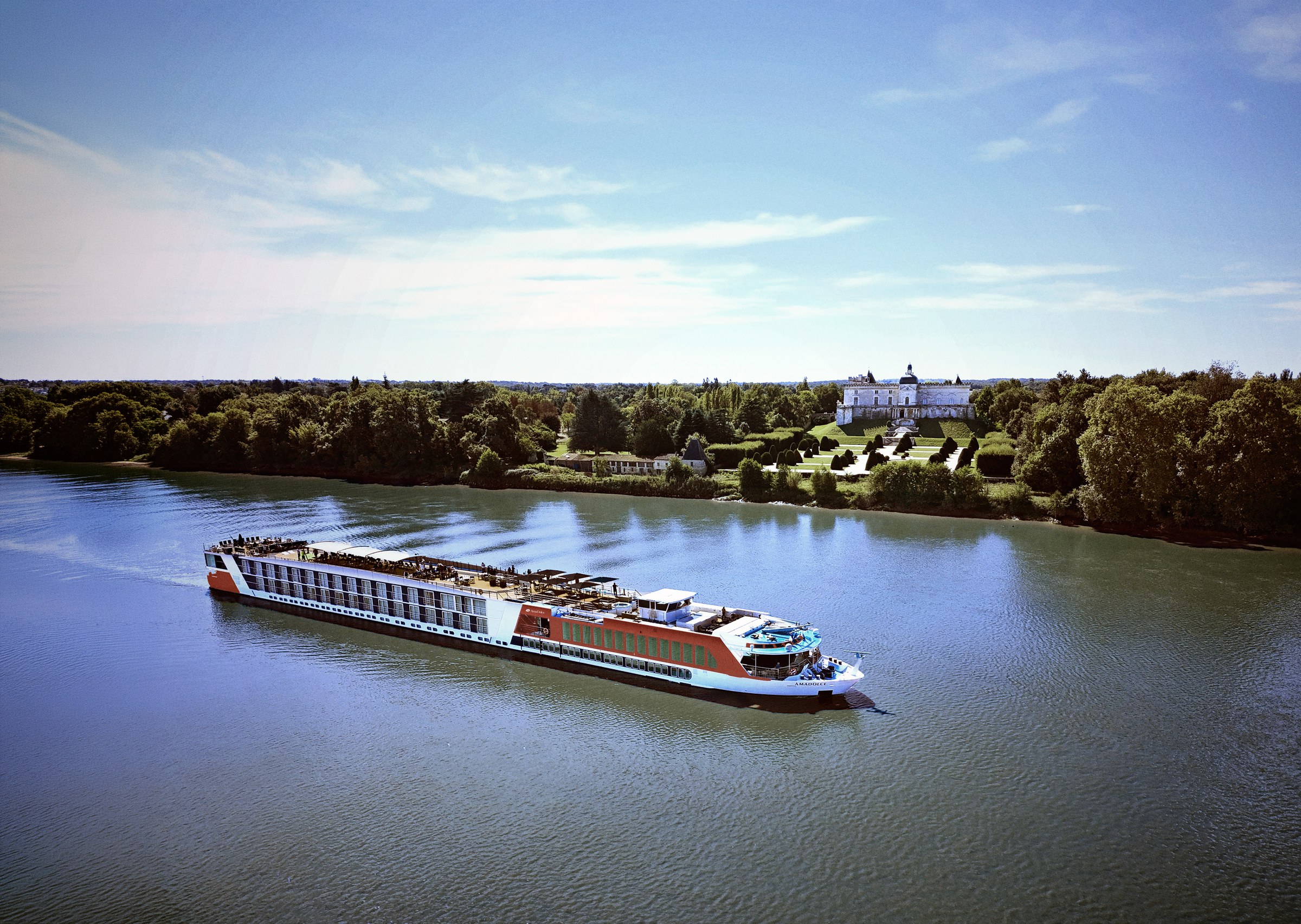 AmaDolce sailing past Château de Vayres