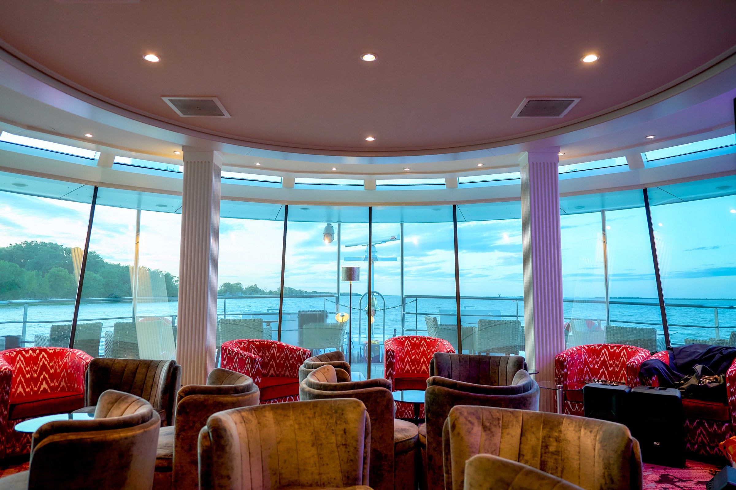 AmaDolce main lounge forward seating