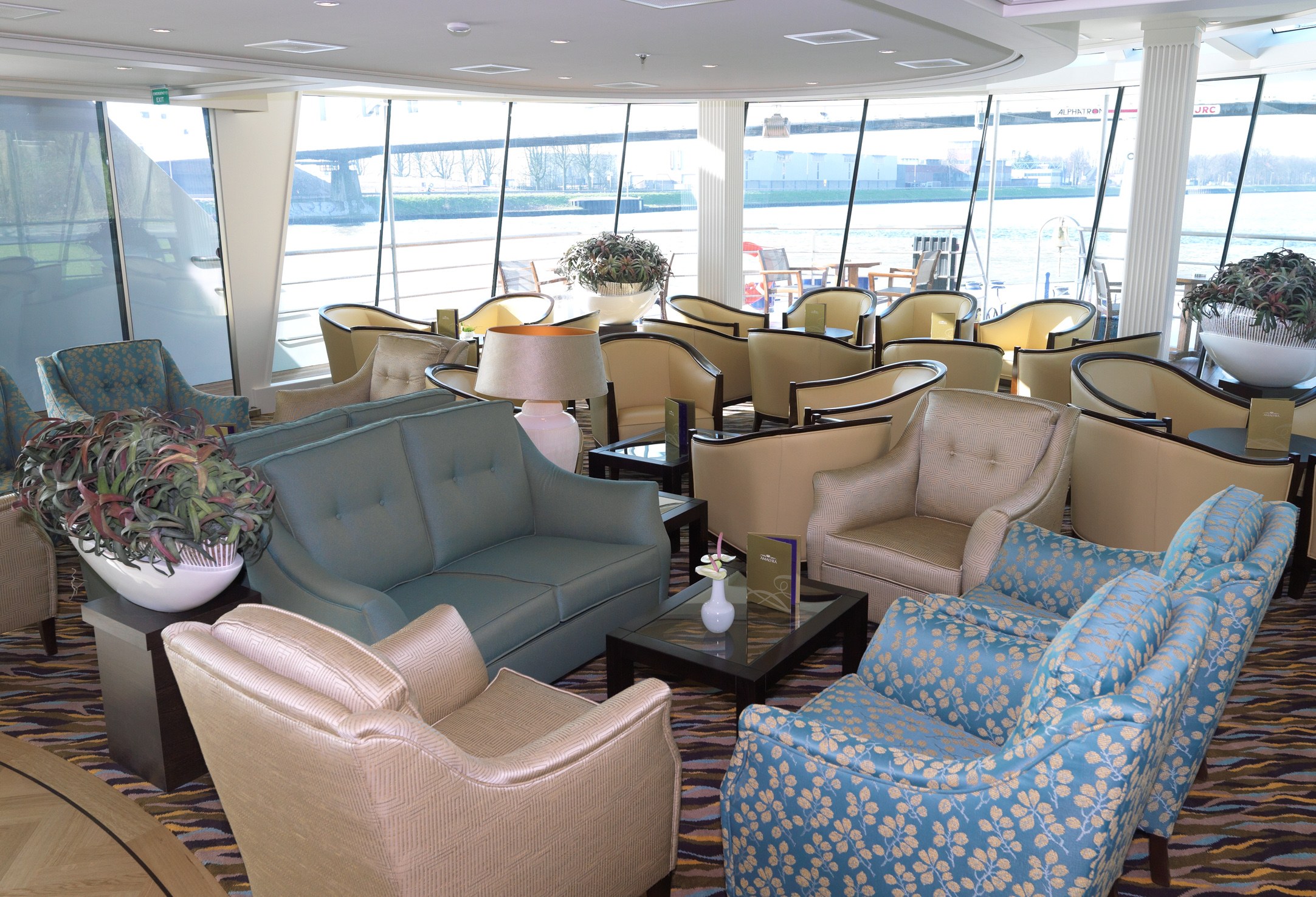 AmaLyra lounge seating