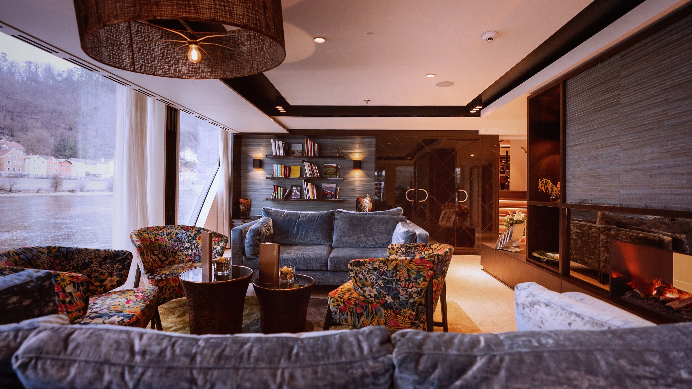 AmaMagna fireside library, starboard