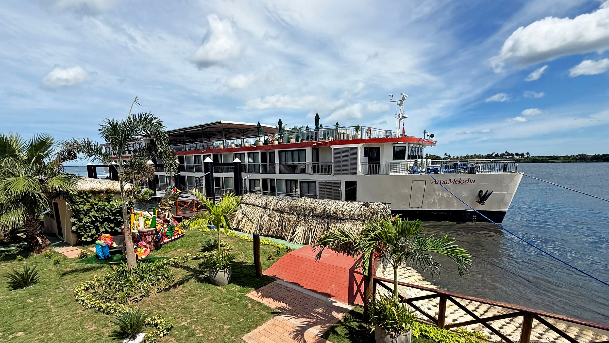 AmaMelodia docked in Colombia