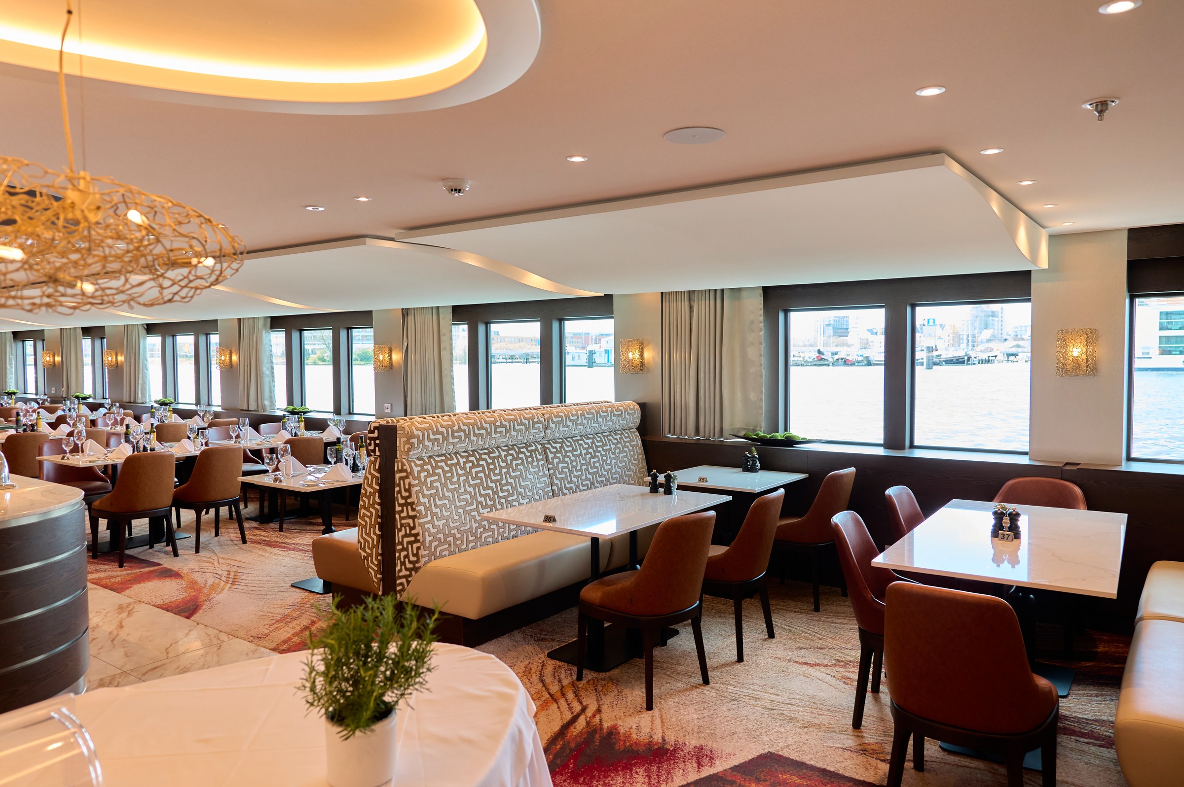 AmaSofia main restaurant seating