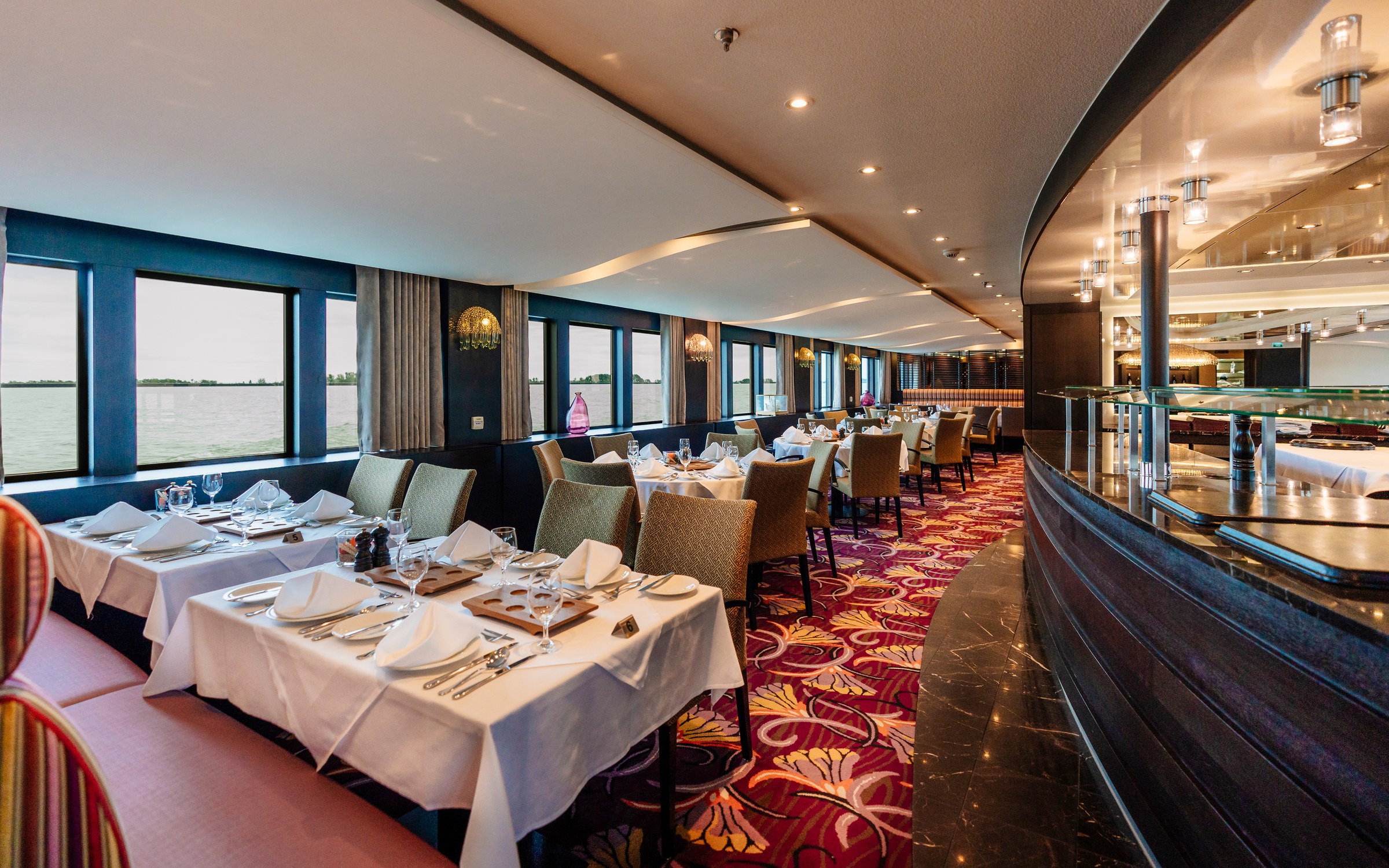 AmaSonata main restaurant seating