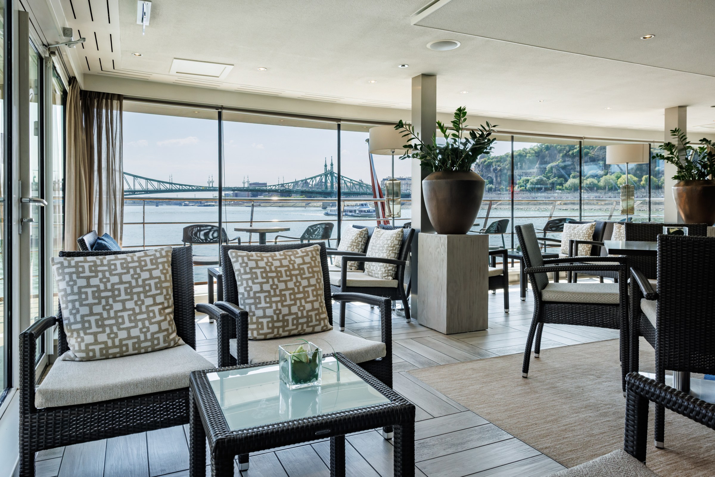 Avalon Illumination Club Lounge