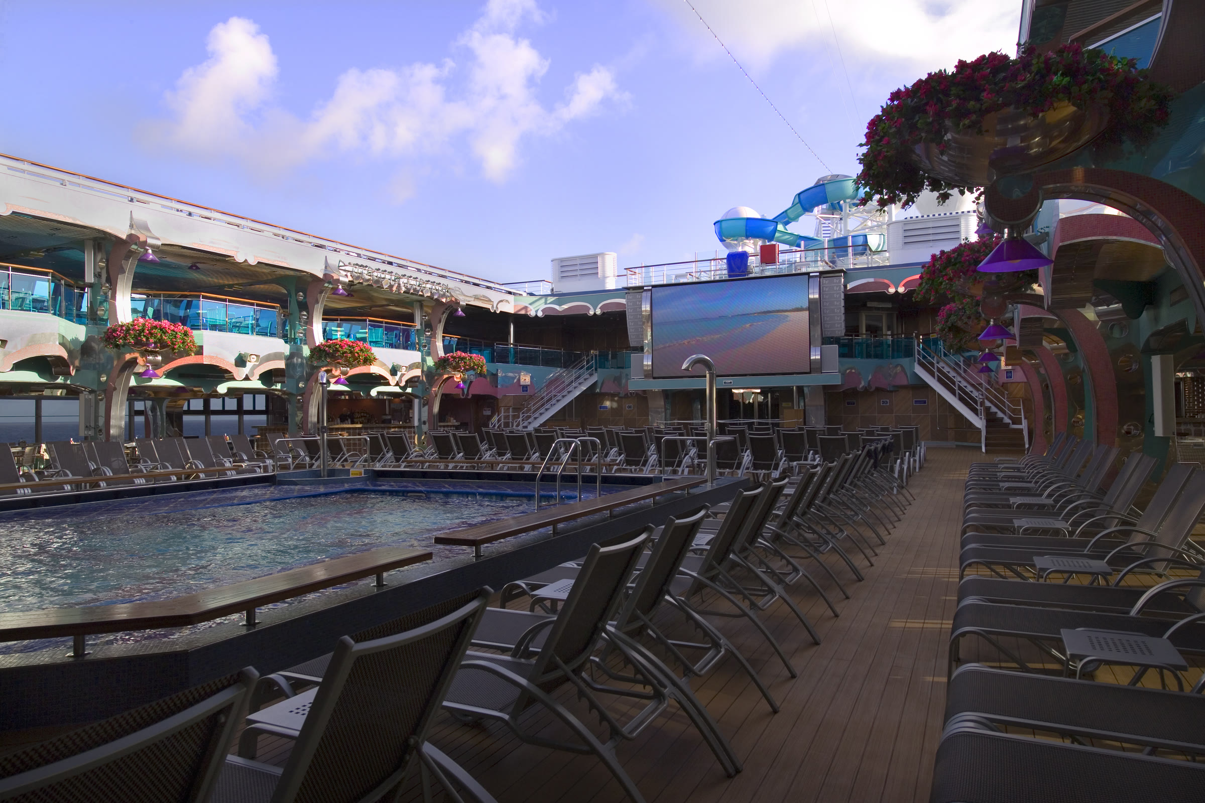 Carnival Splendor midship pool and Seaside Theater under blue sky