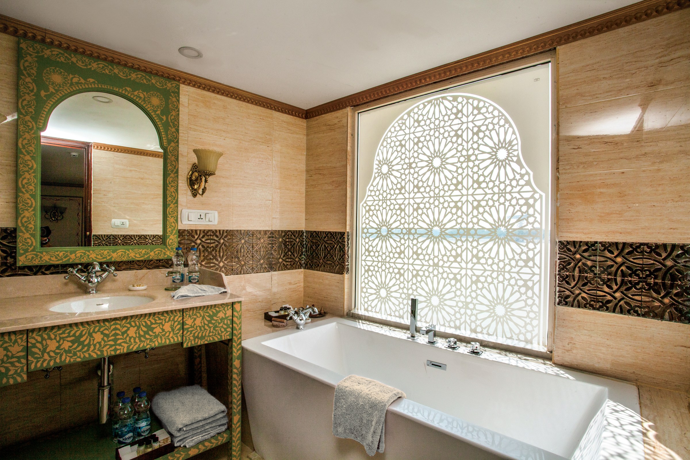 Ganges Voyager II – Maharaja Suite bathroom