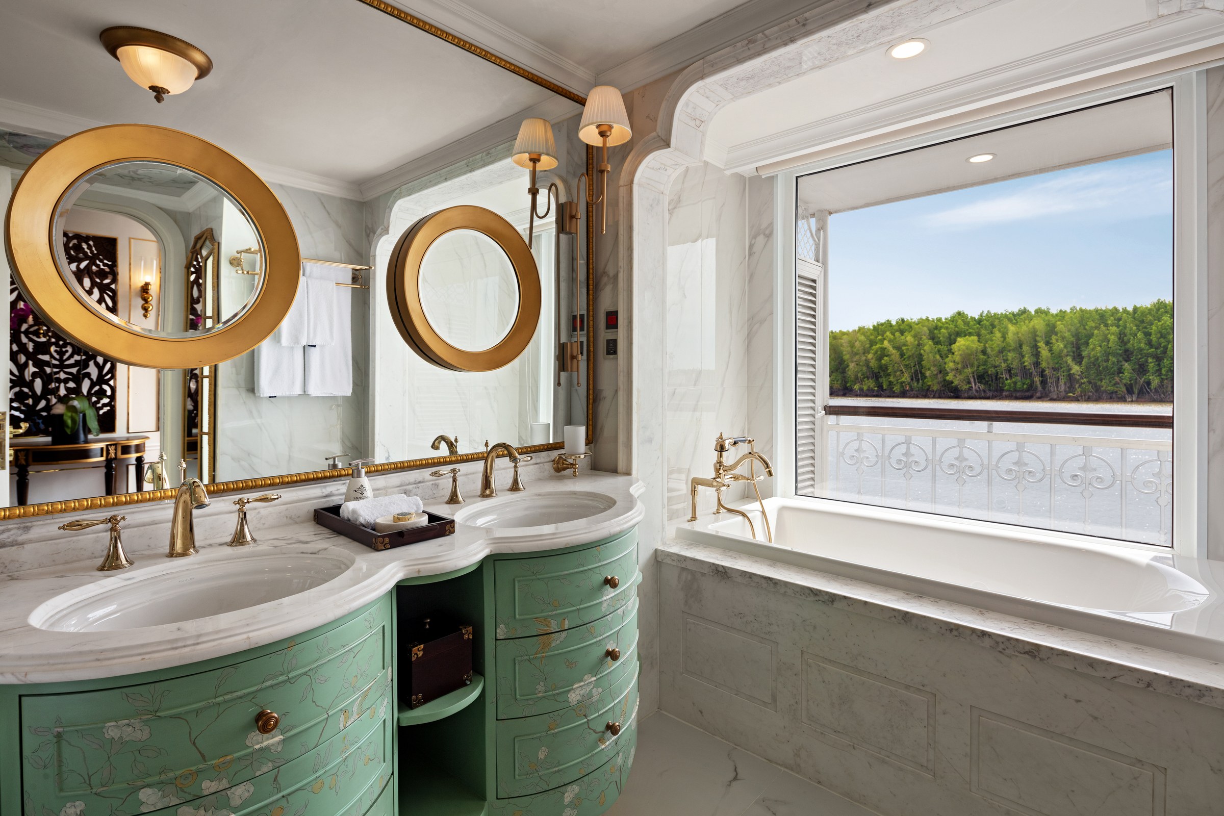 Mekong Jewel – Grand Suite bathroom