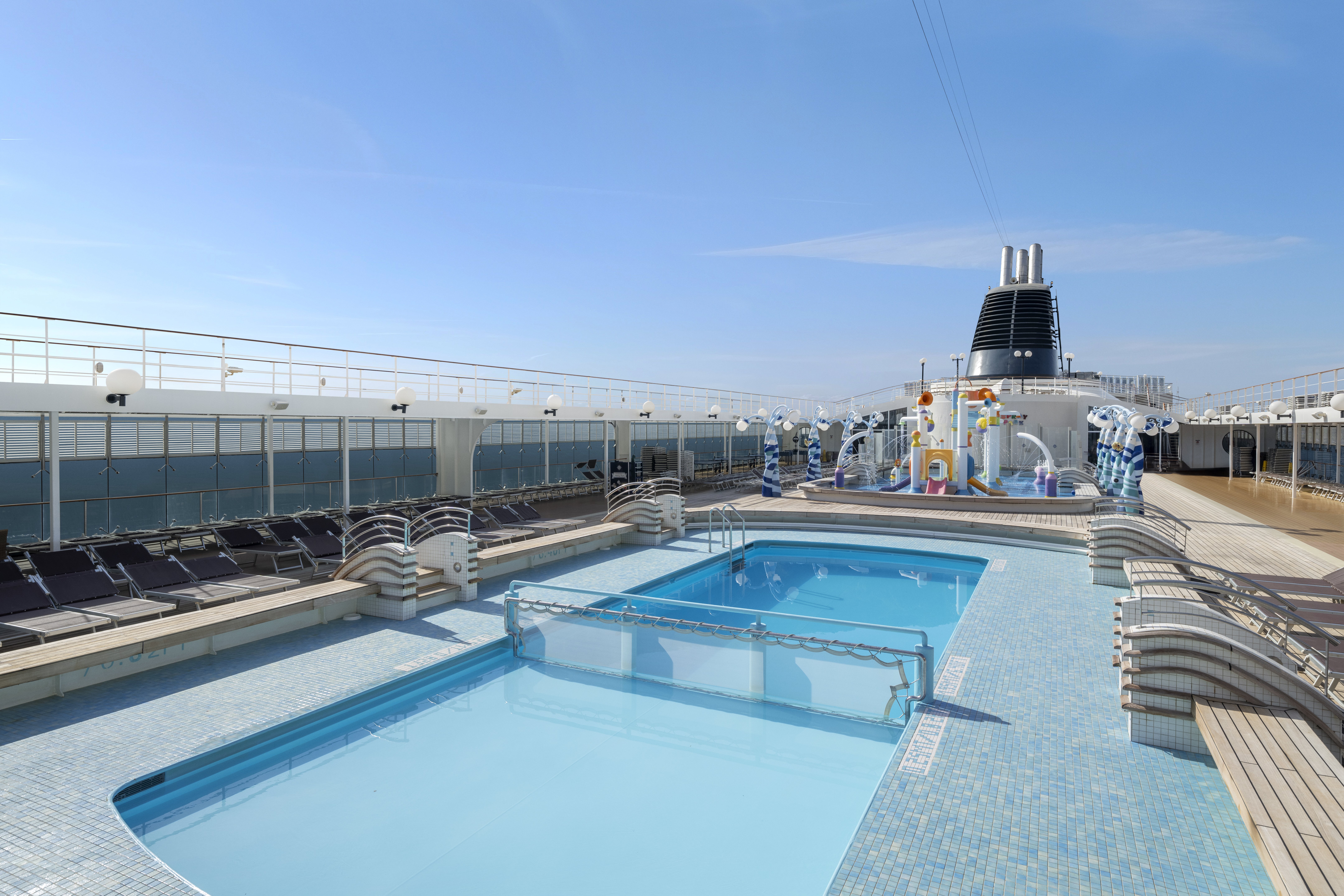 MSC Lirica Le Piscine main pool deck