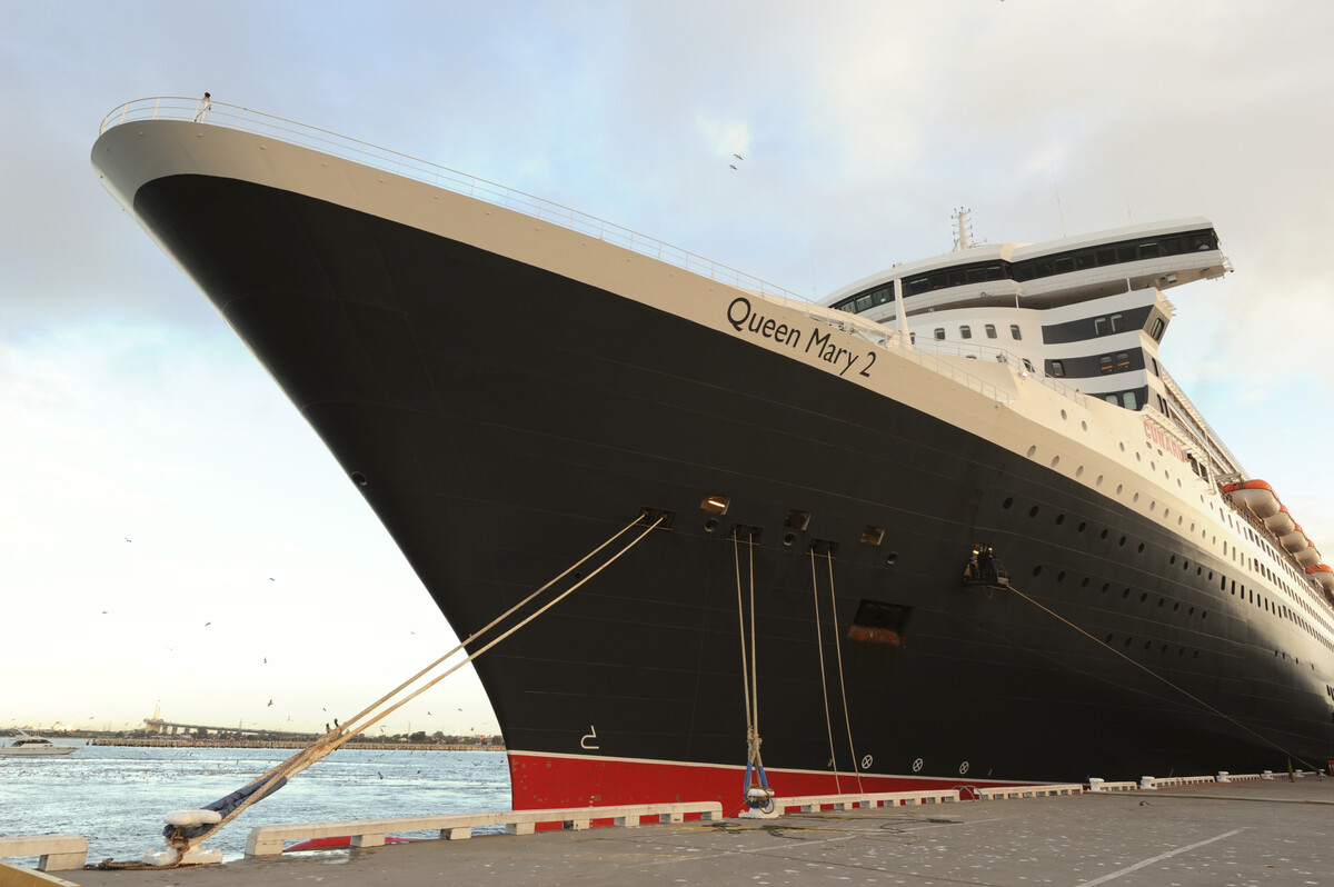 Queen Mary 2 exterior