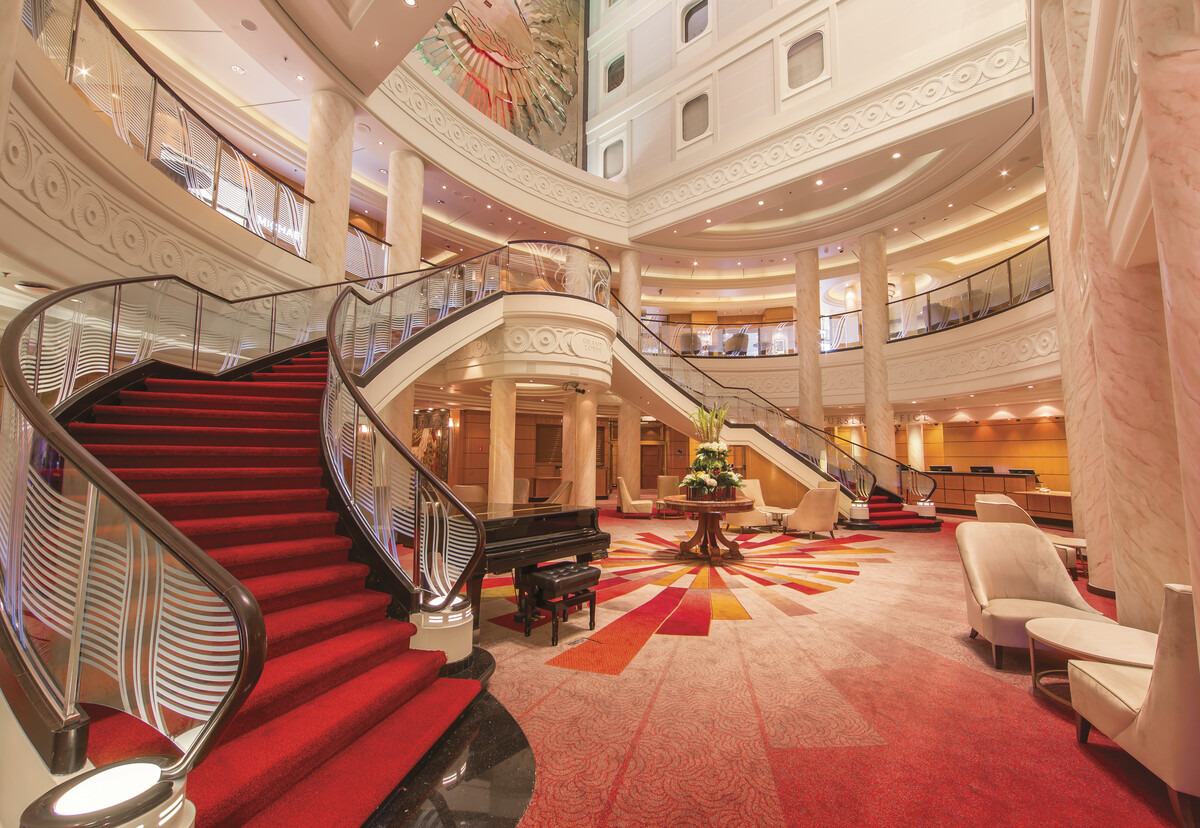 Queen Mary 2 public space