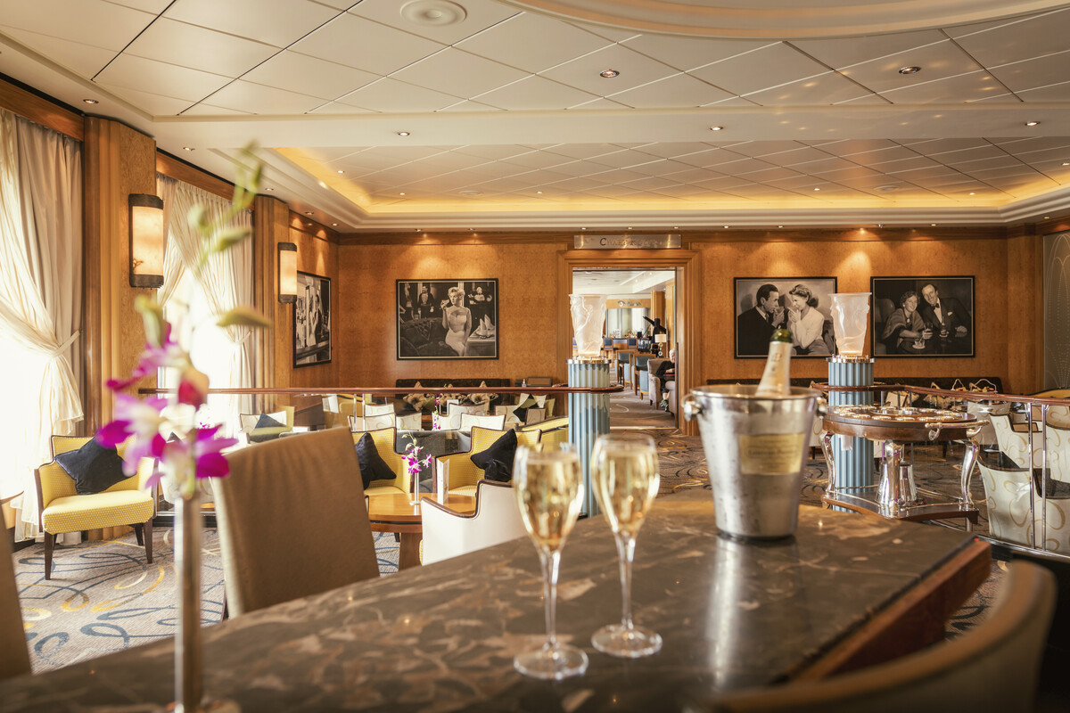 Queen Mary 2 bar and lounge