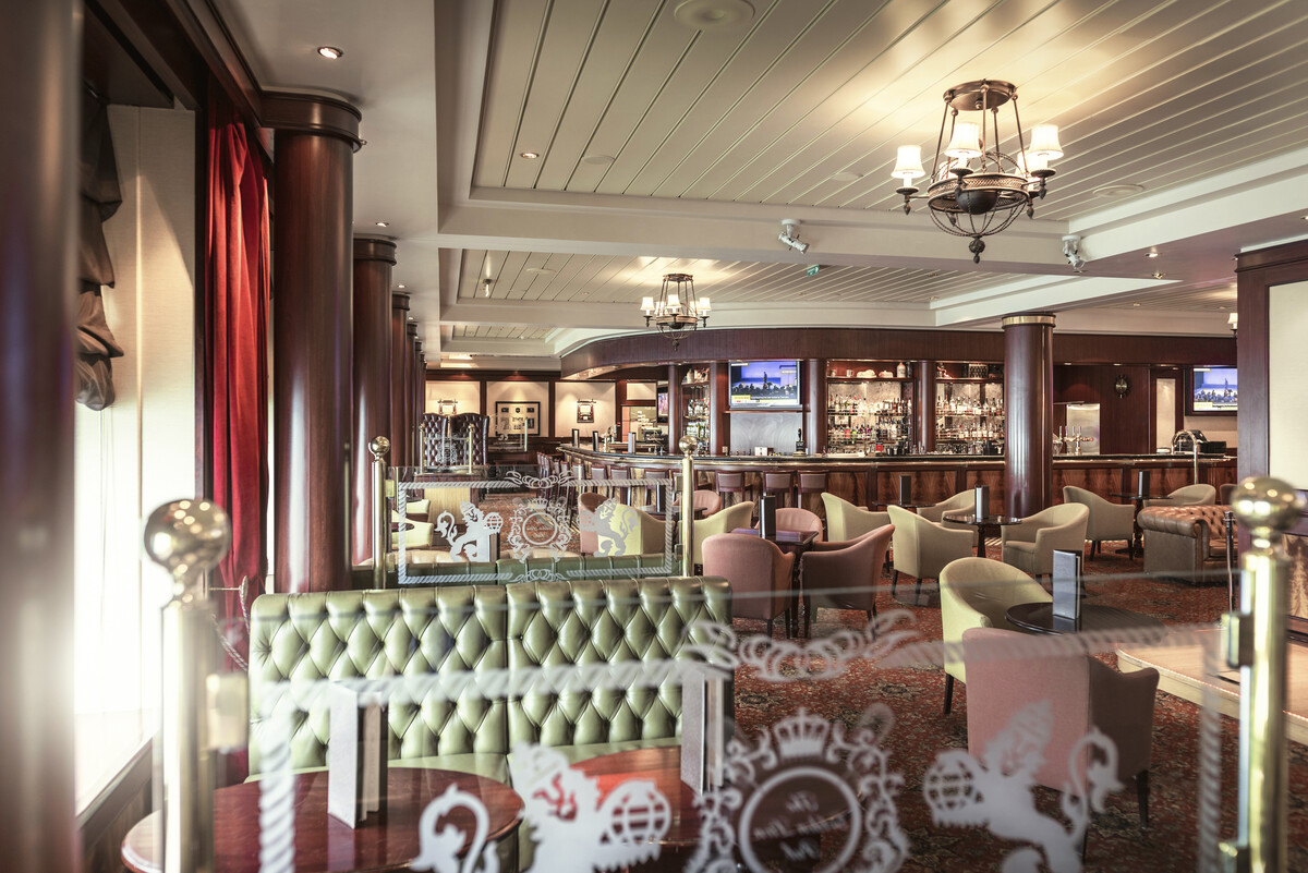 Queen Mary 2 bar and lounge