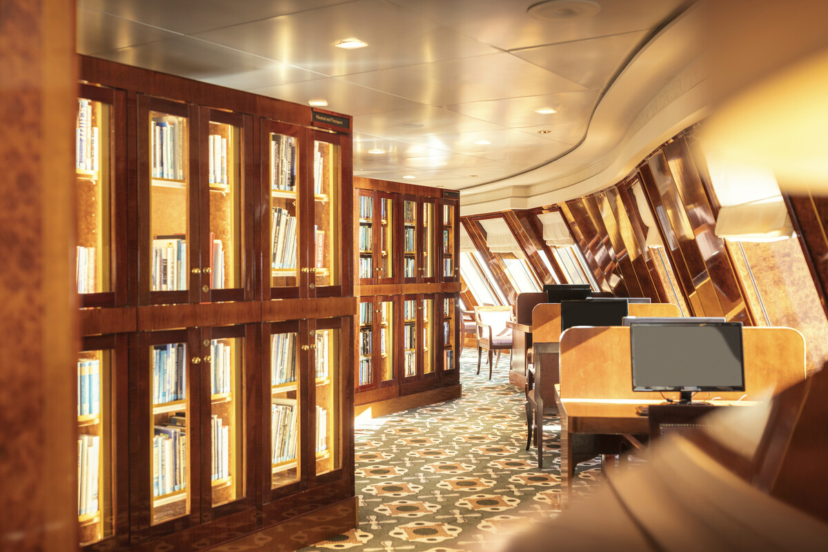 Queen Mary 2 public space