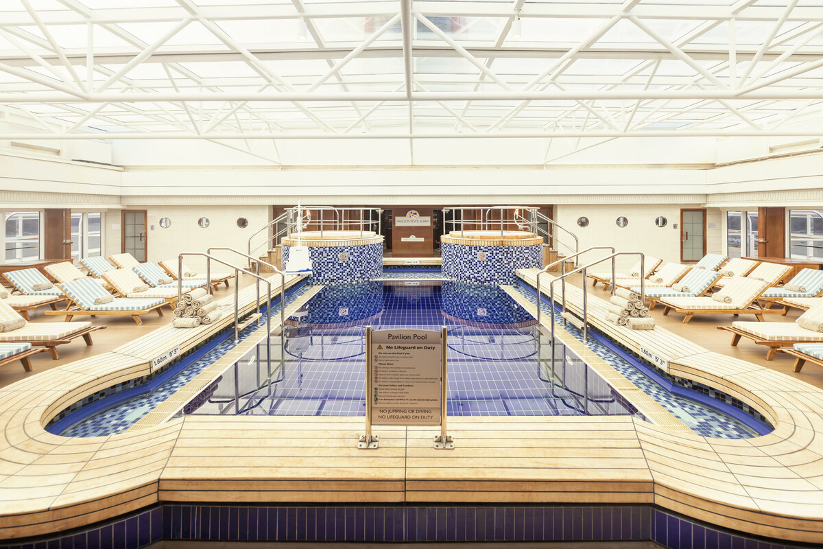 Queen Mary 2 pool deck