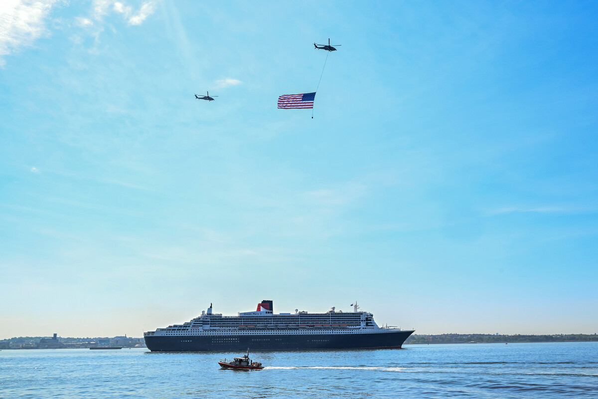 Queen Mary 2 exterior