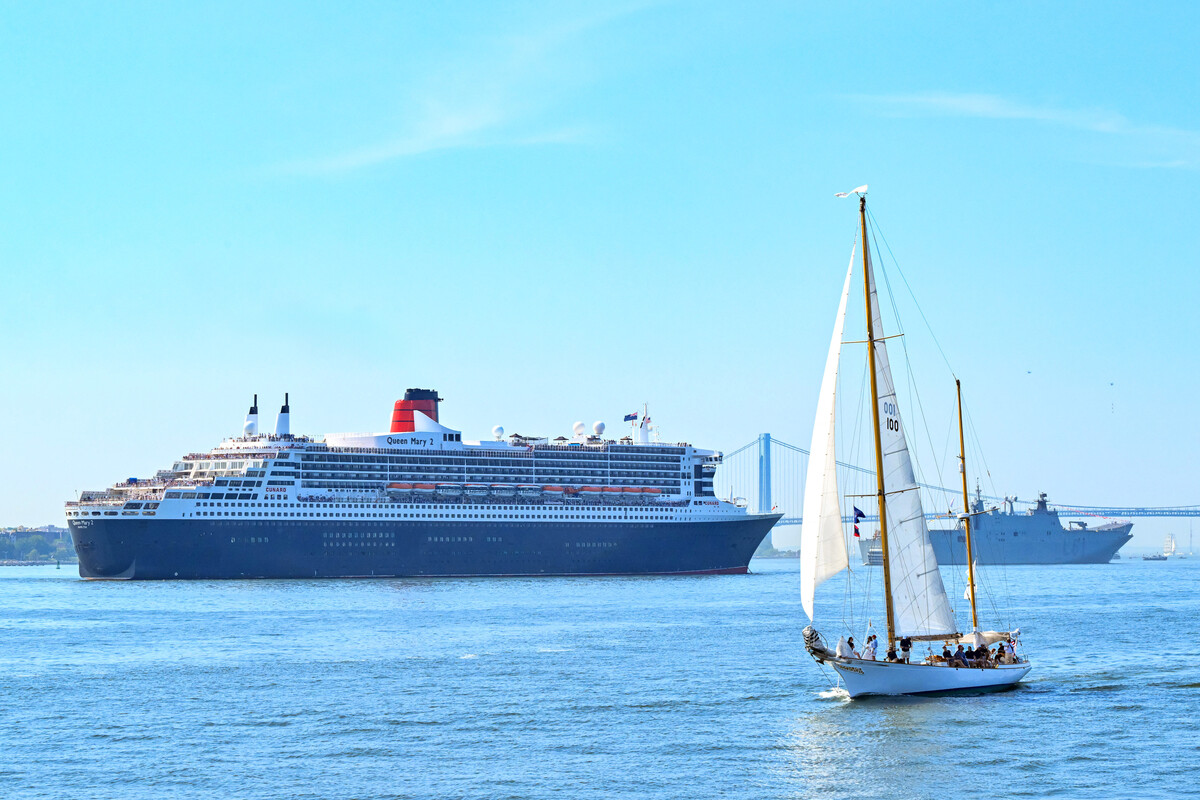 Queen Mary 2 exterior