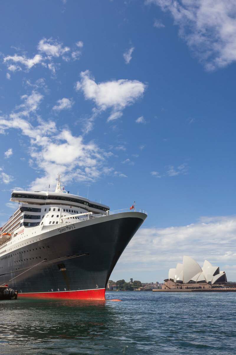 Queen Mary 2 exterior