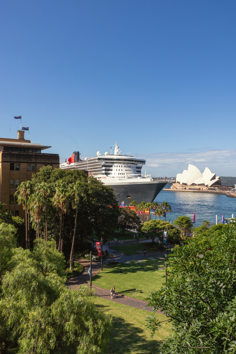 Queen Mary 2 exterior