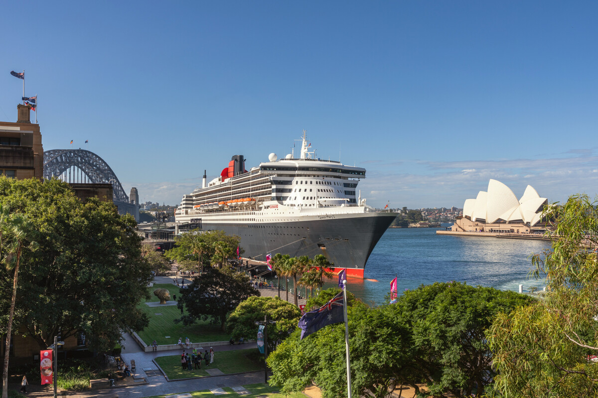 Queen Mary 2 exterior