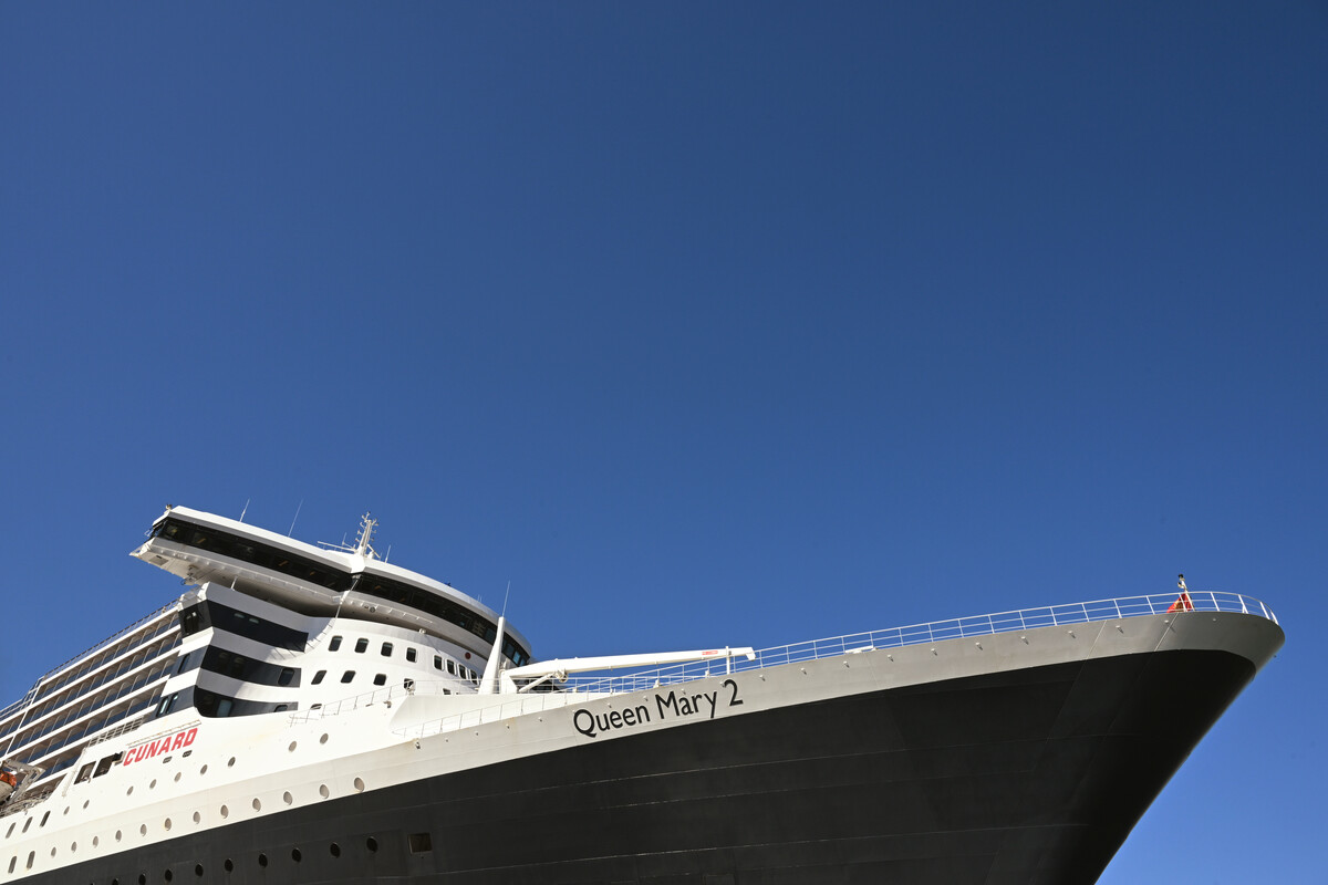 Queen Mary 2 exterior