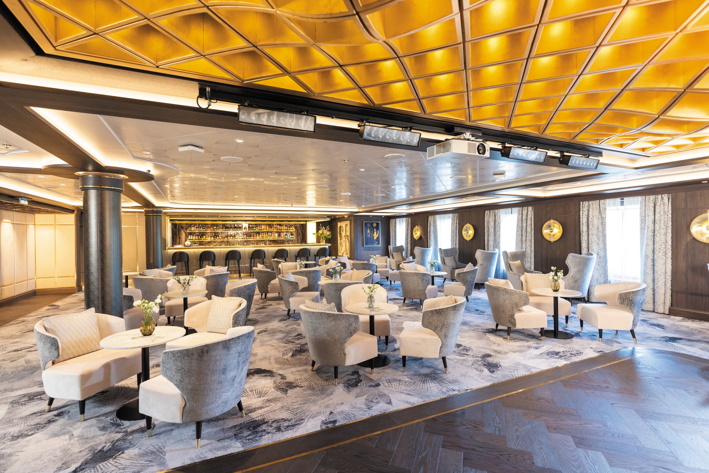 Seven Seas Grandeur – Meridian Lounge
