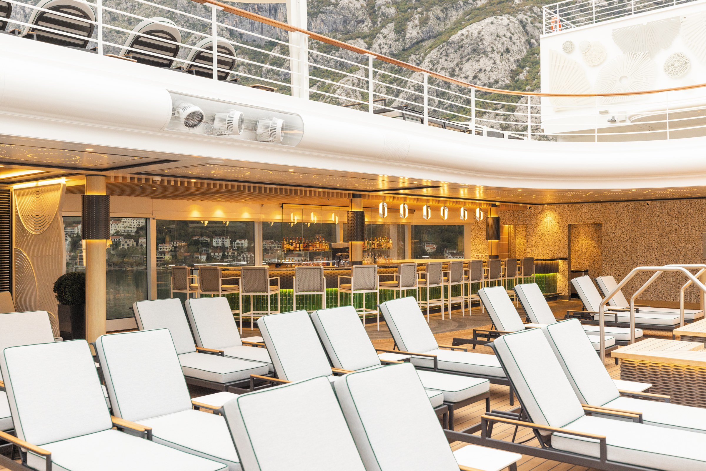 Seven Seas Grandeur – Pool Deck