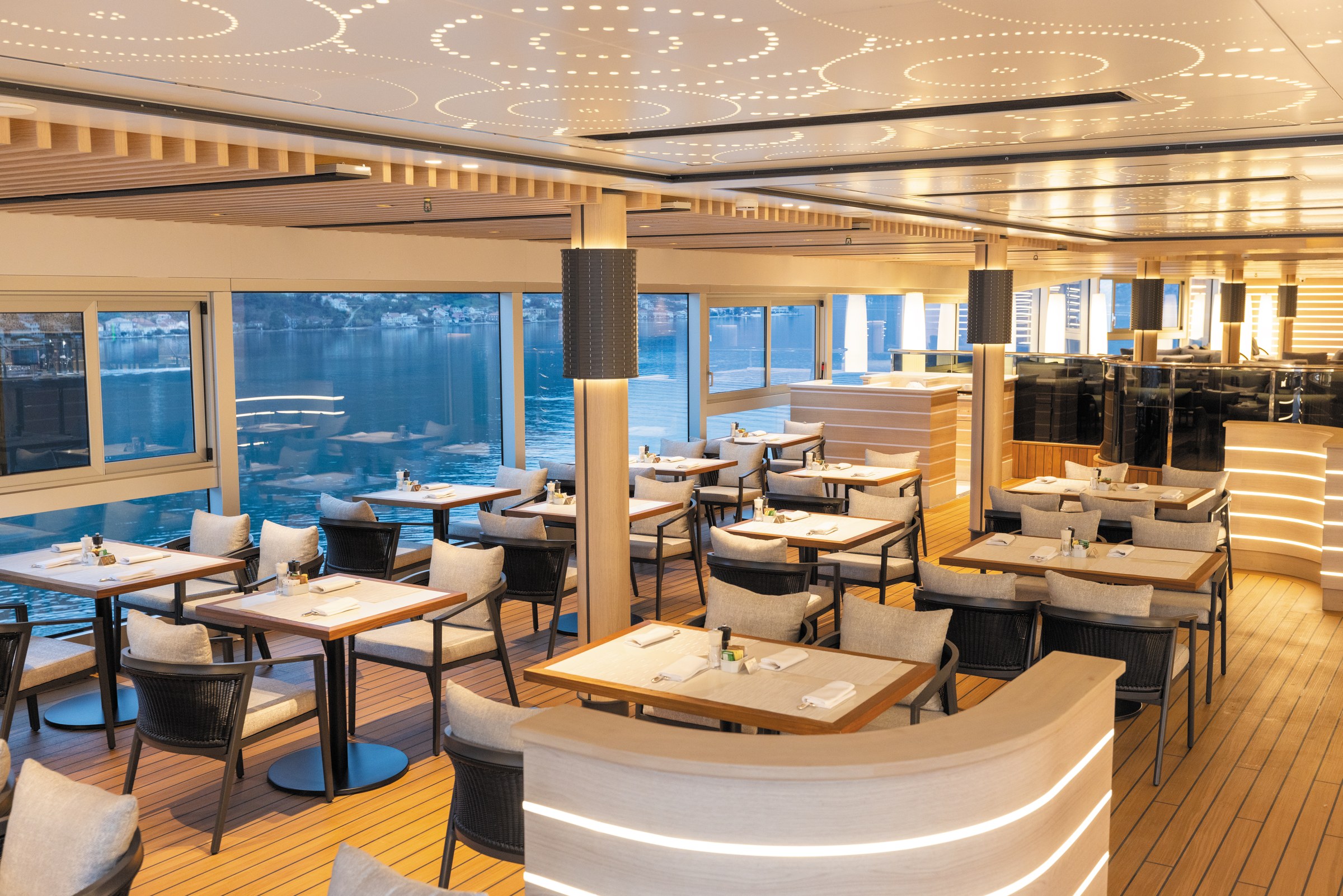 Seven Seas Grandeur – Pool Deck