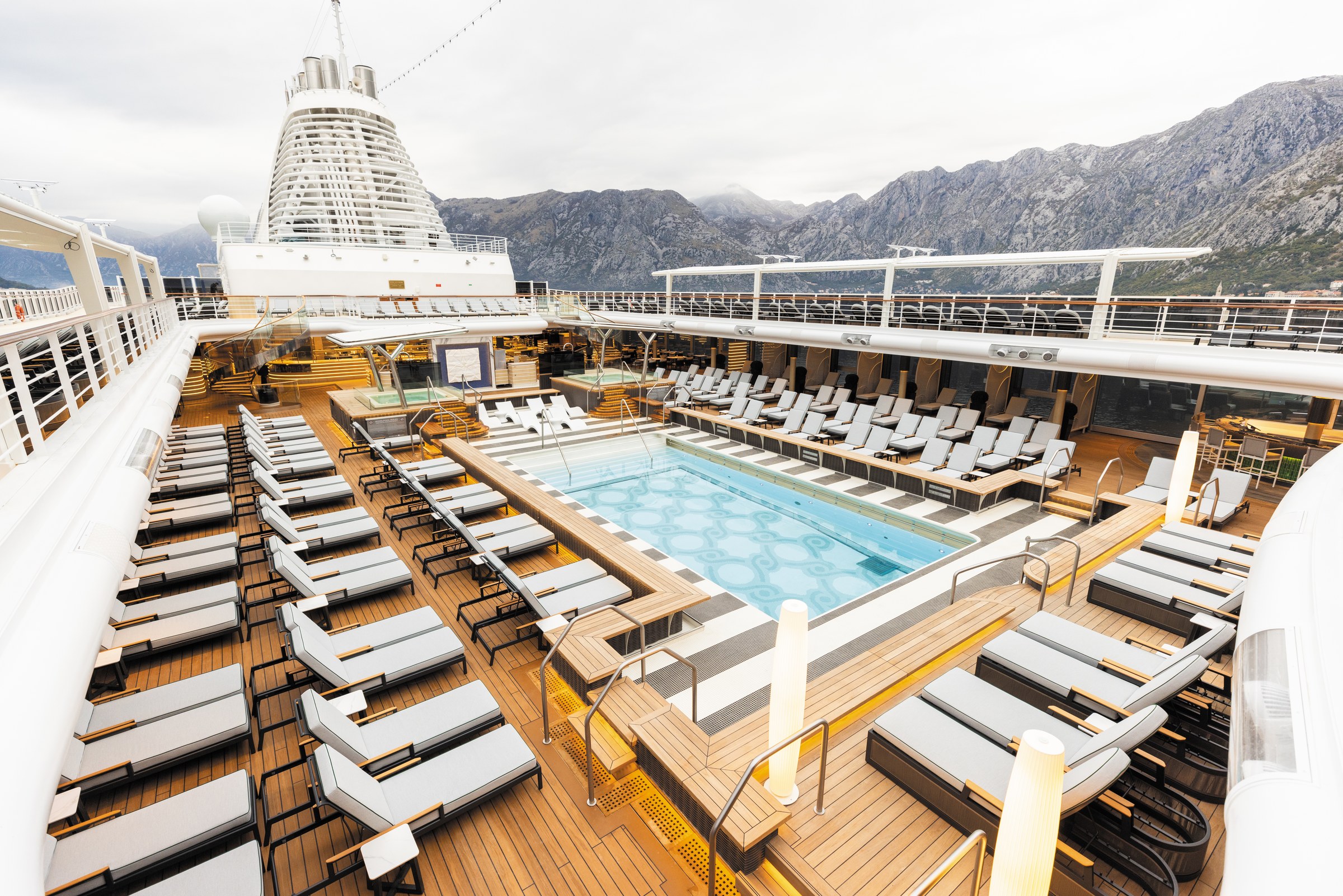 Seven Seas Grandeur – Pool Deck