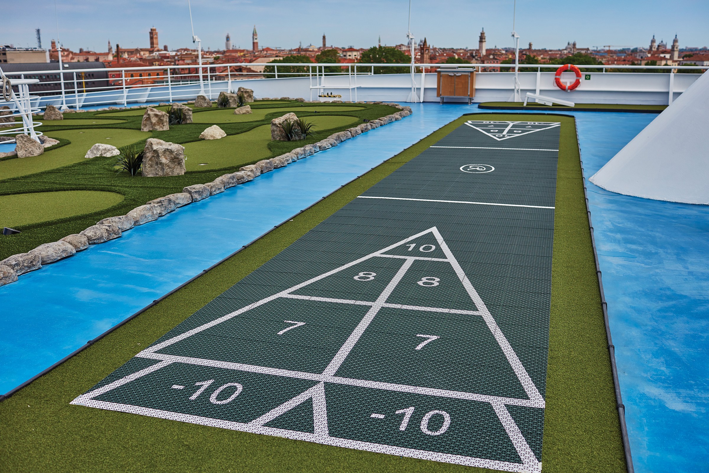 Seven Seas Navigator – Sports Deck
