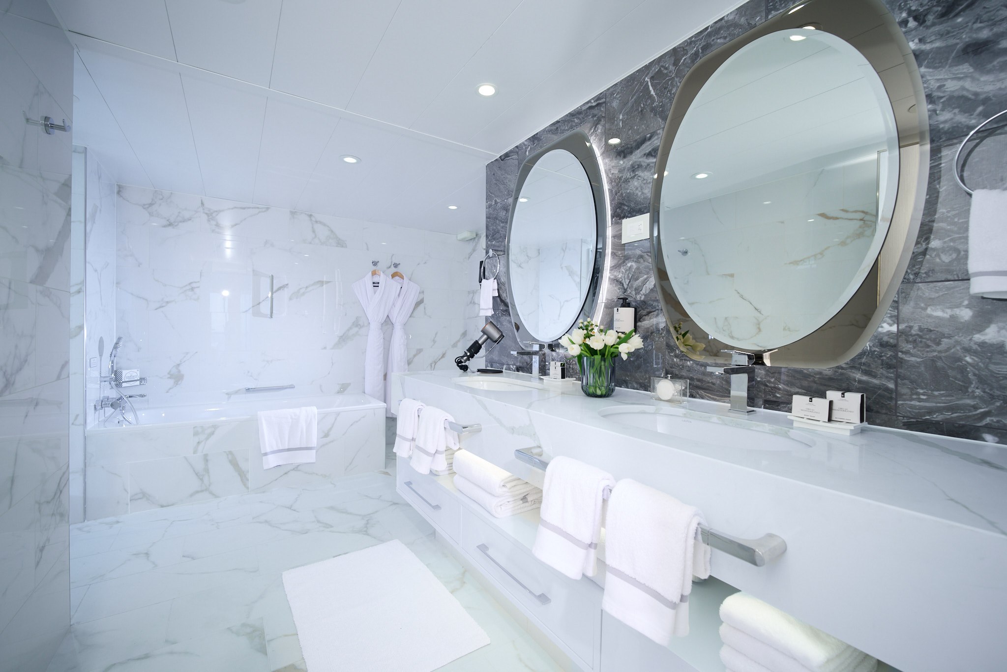 Seven Seas Voyager – Grand Suite Bathroom