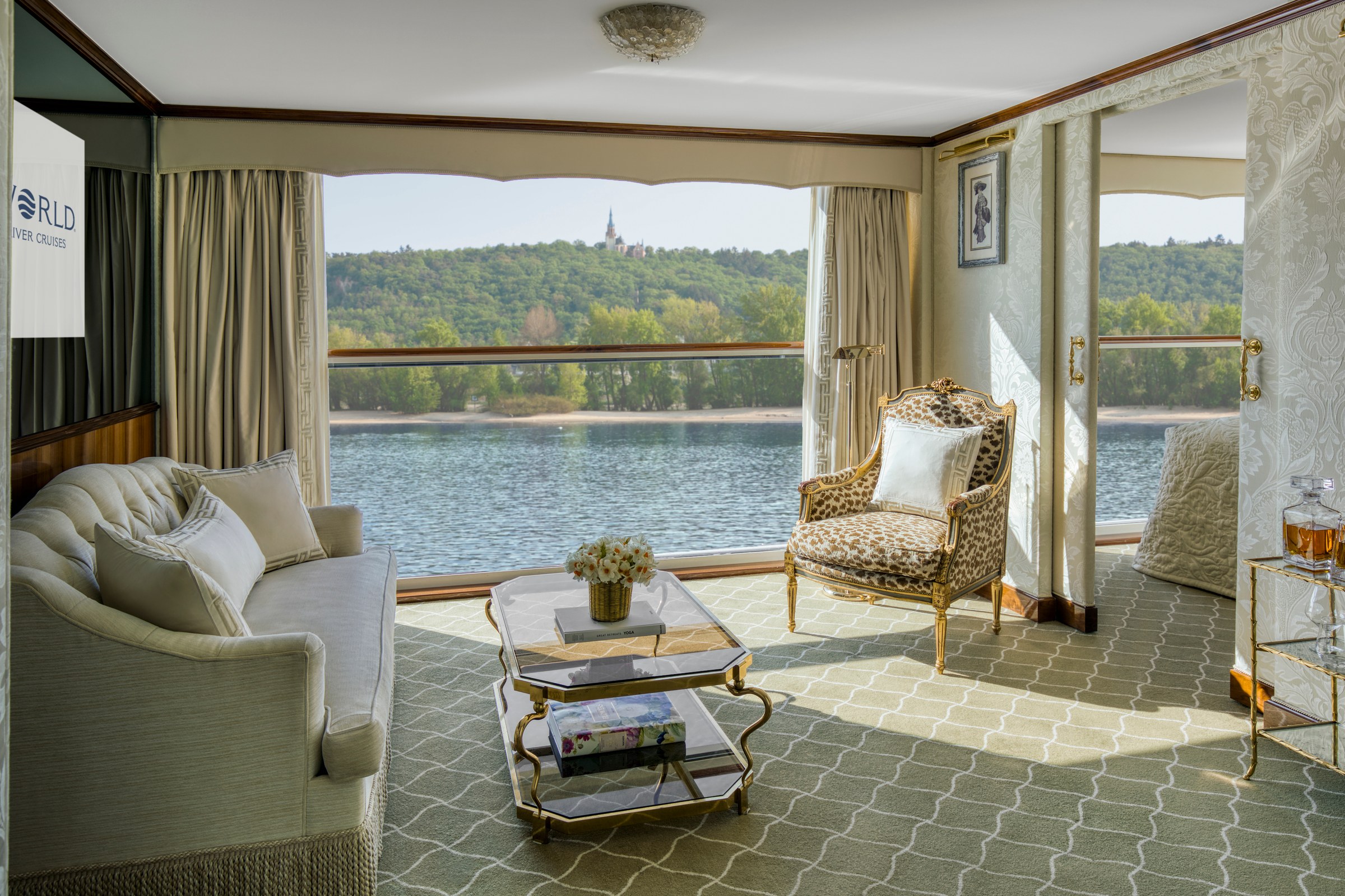 S.S. Antoinette – Grand Suite living room