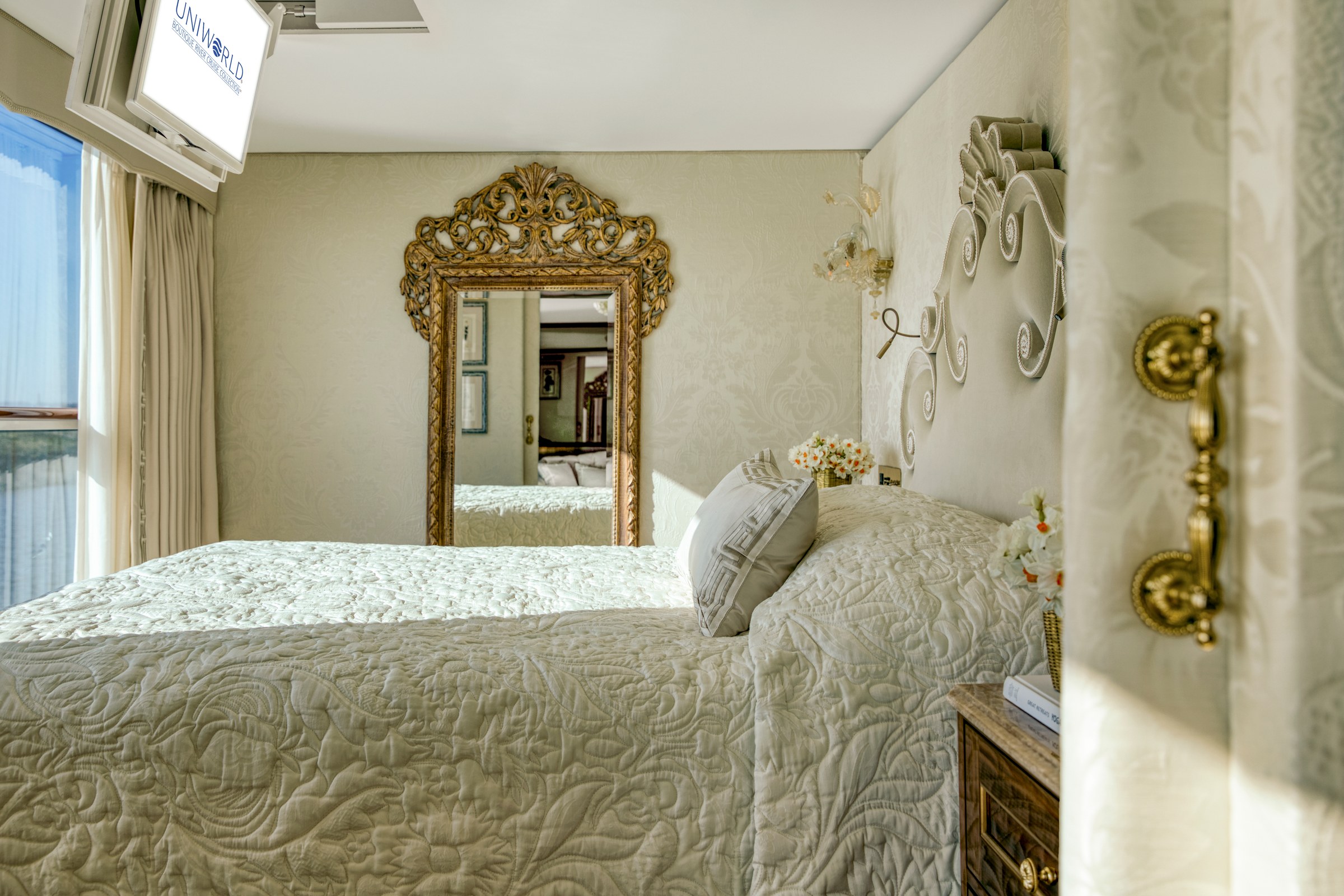 S.S. Antoinette – Grand Suite bedroom