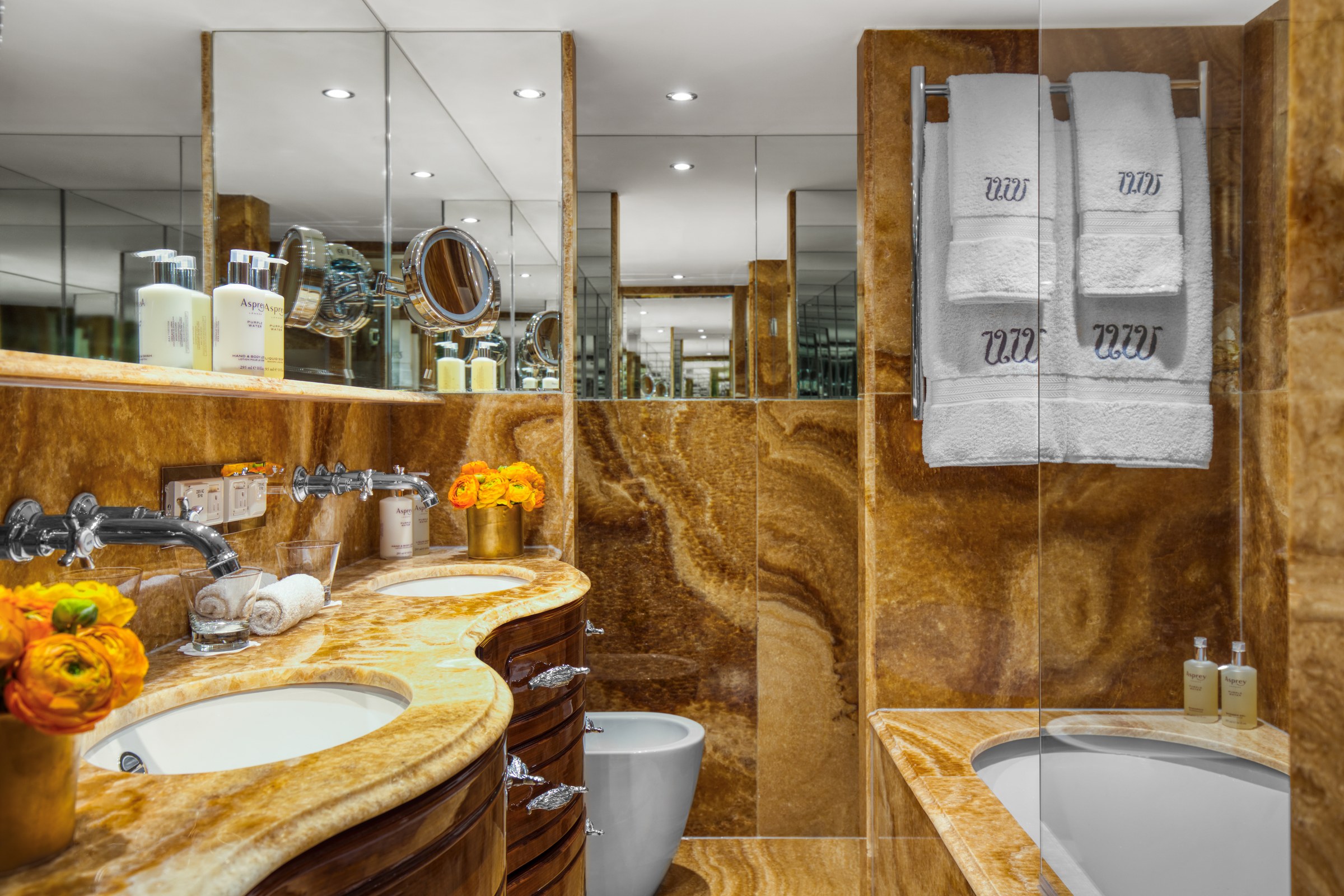 S.S. Antoinette – Grand Suite bathroom