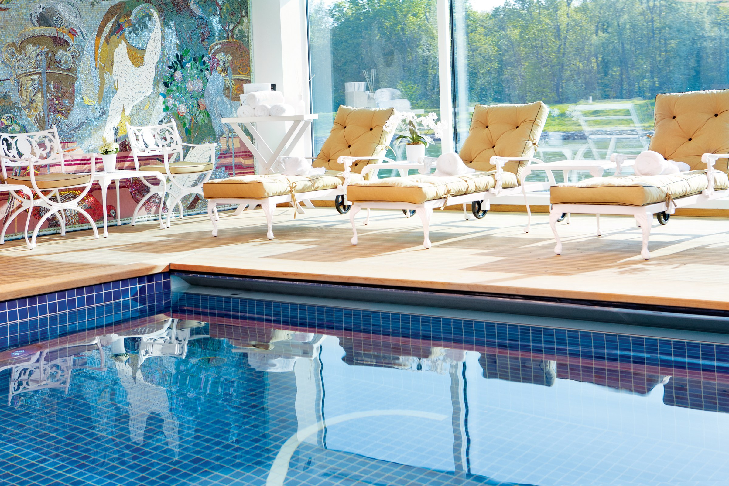 S.S. Antoinette – pool lounge