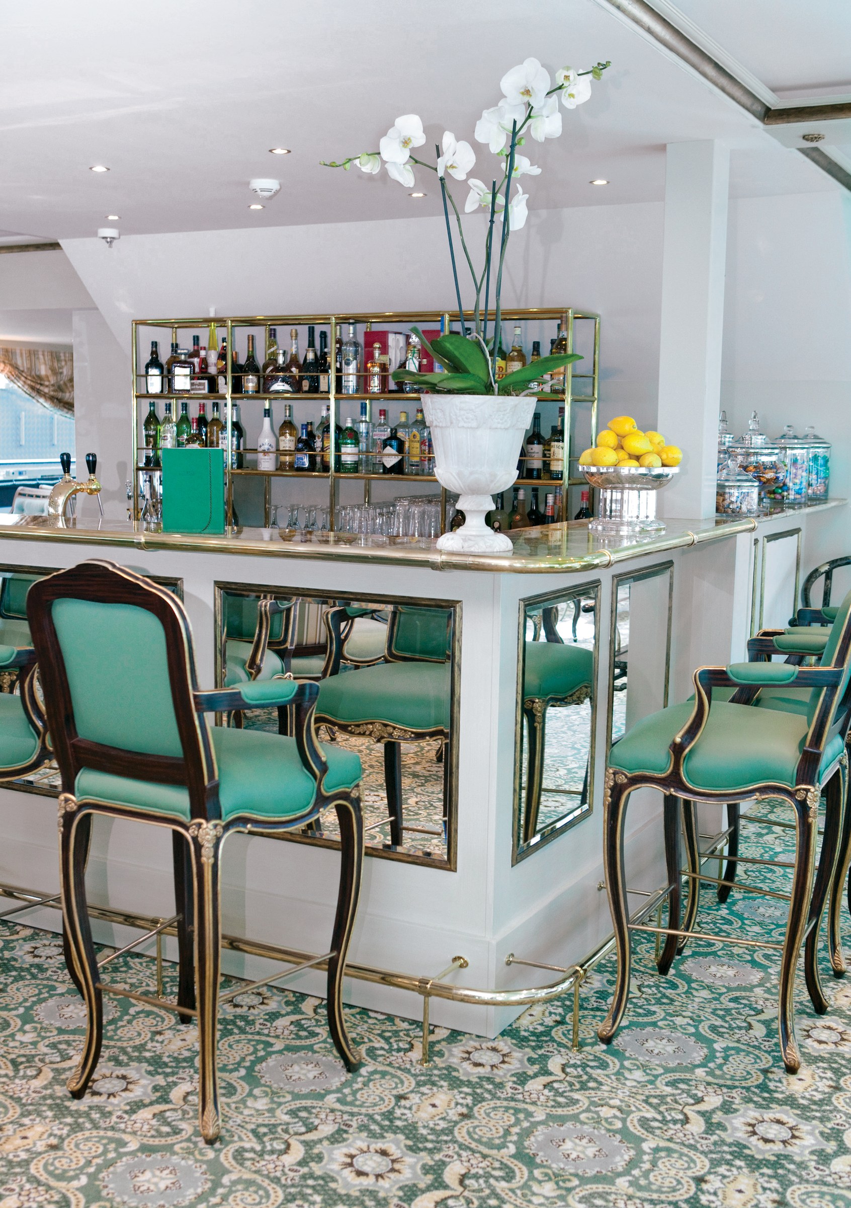 S.S. Antoinette – Salon du Grand Trianon bar