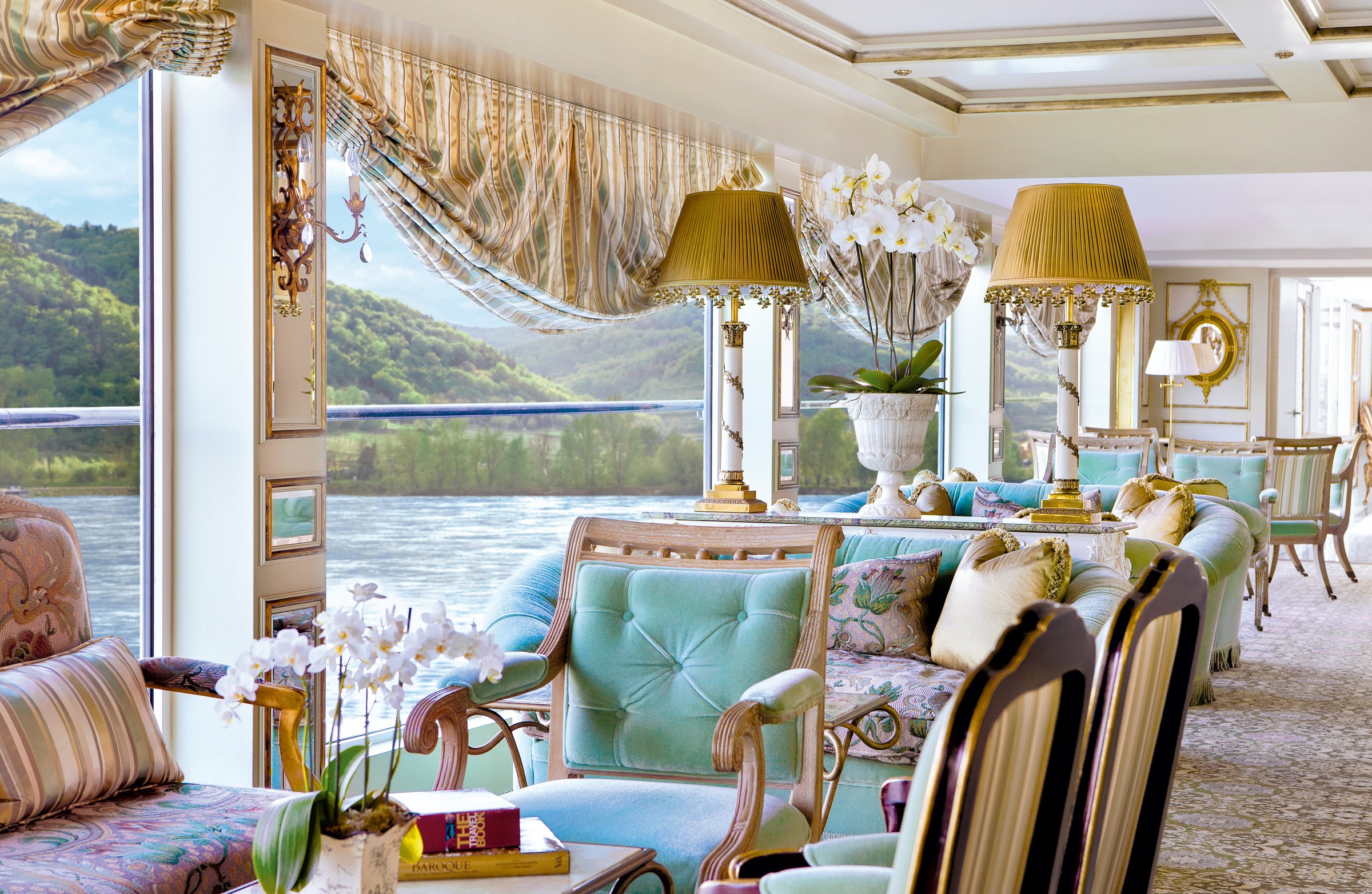 S.S. Antoinette – Salon du Grand Trianon with river view