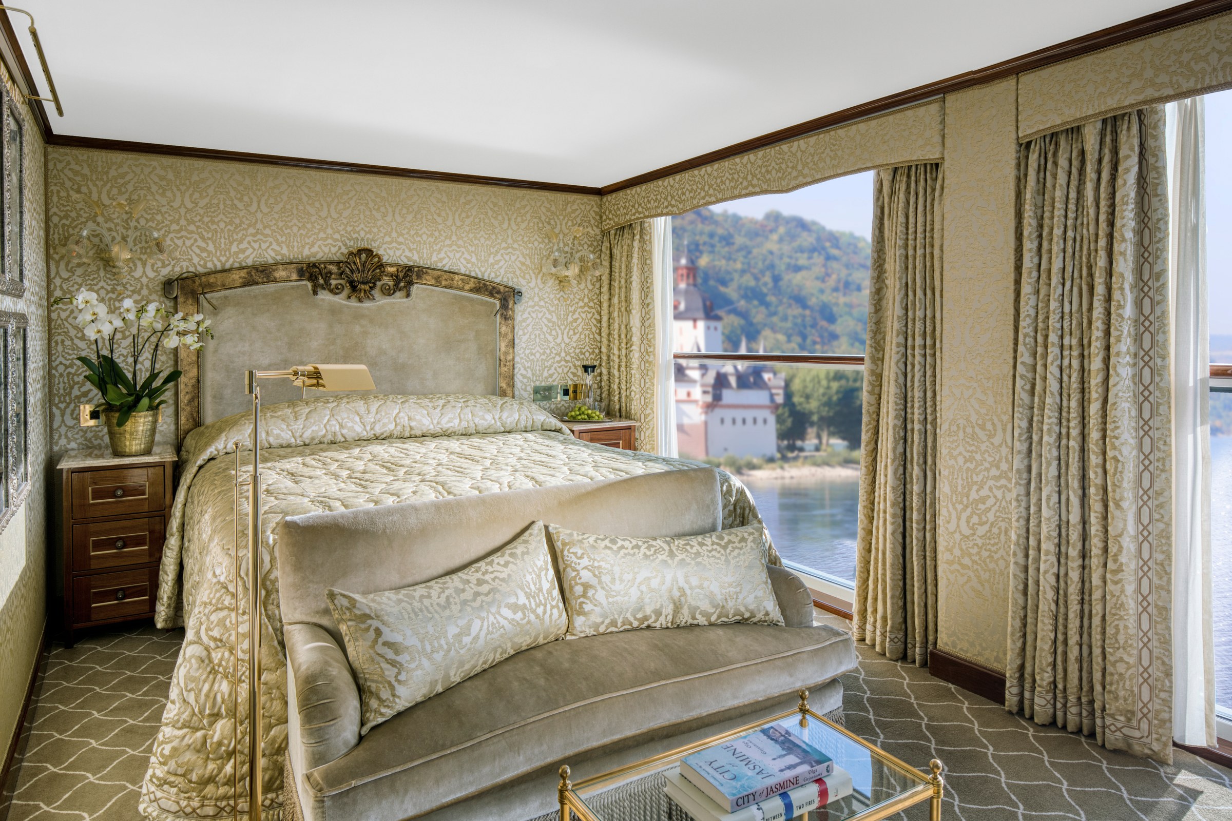 S.S. Antoinette – Suite bedroom with river view