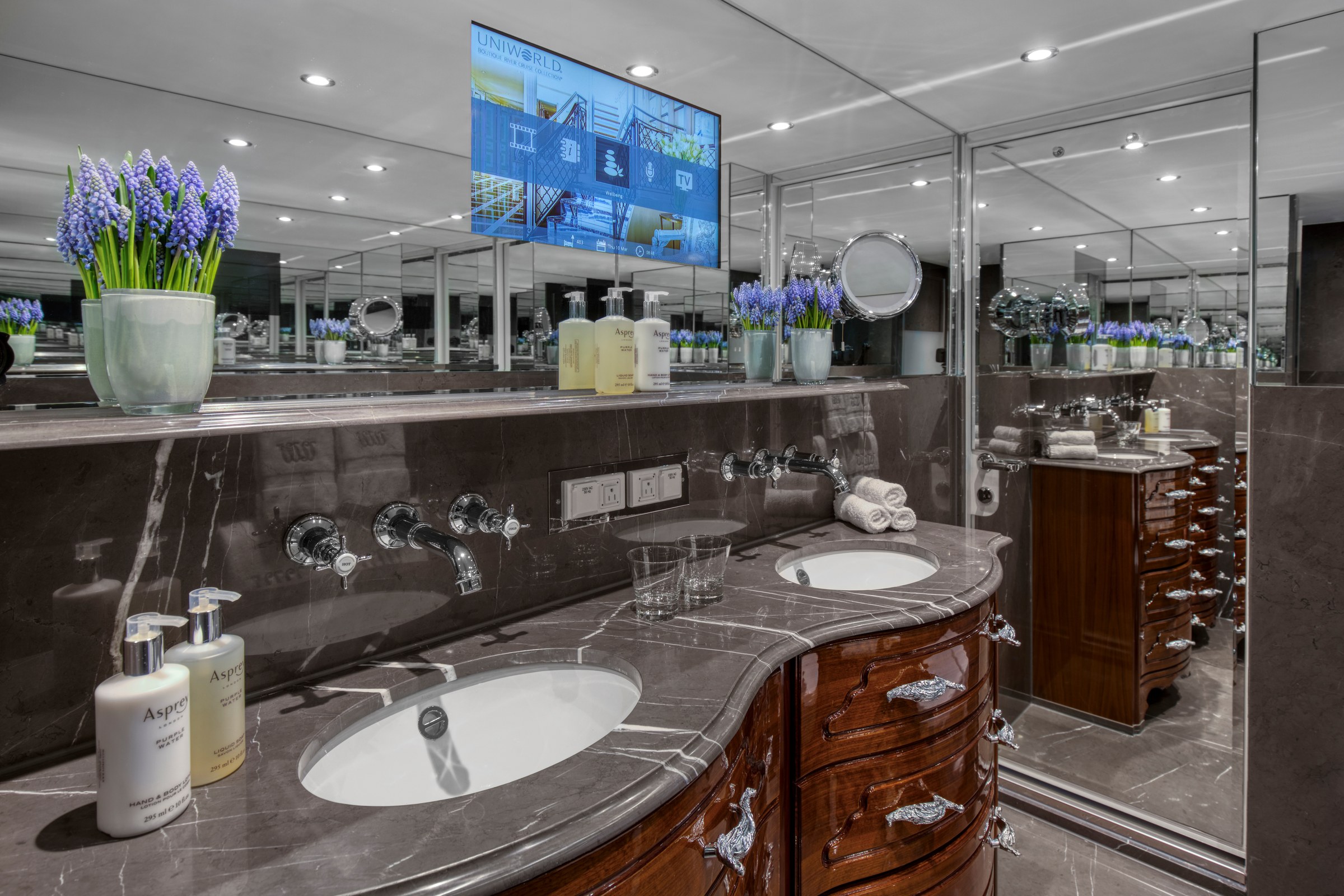 S.S. Antoinette – Suite bathroom