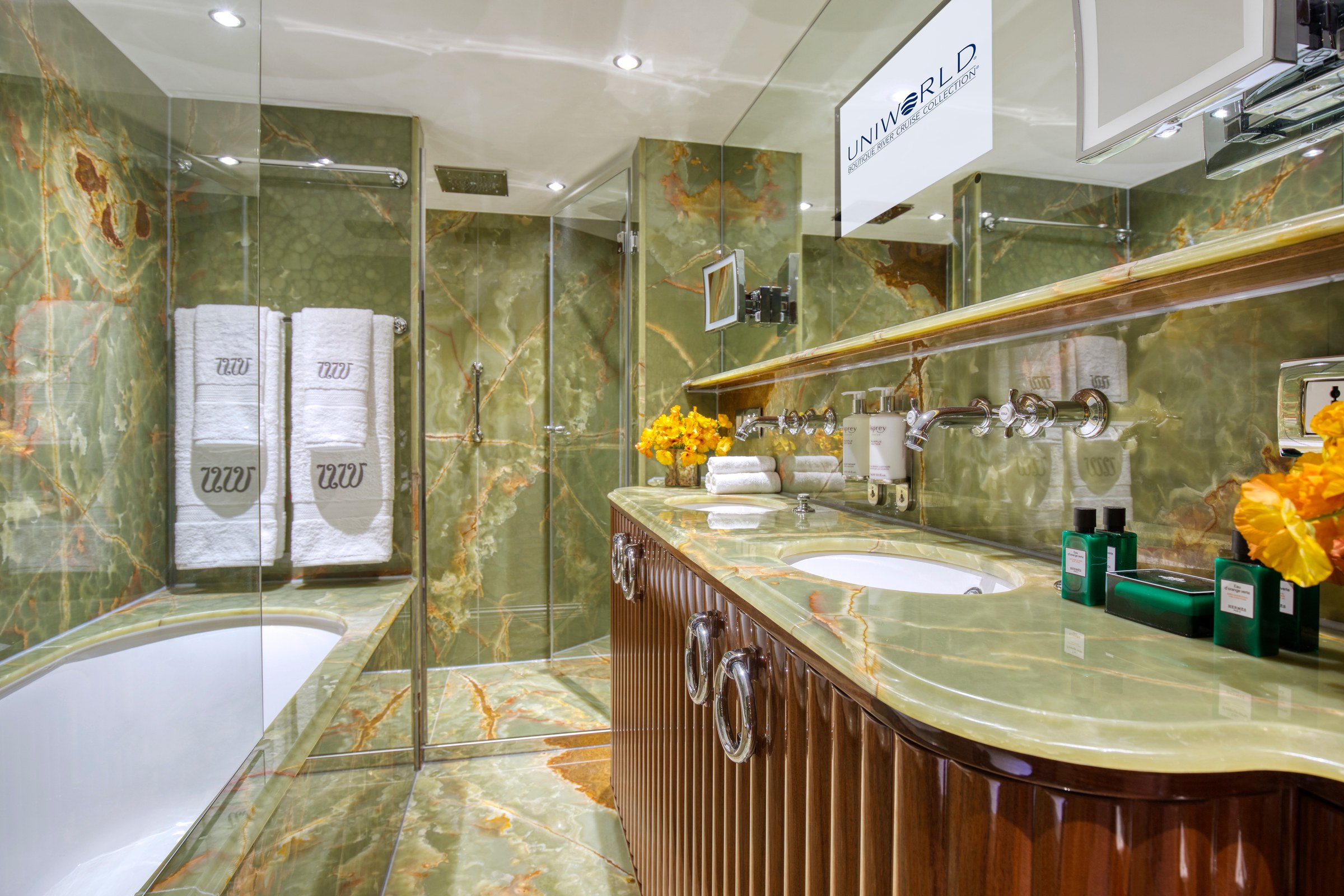 S.S. Bon Voyage – Grand Suite bathroom