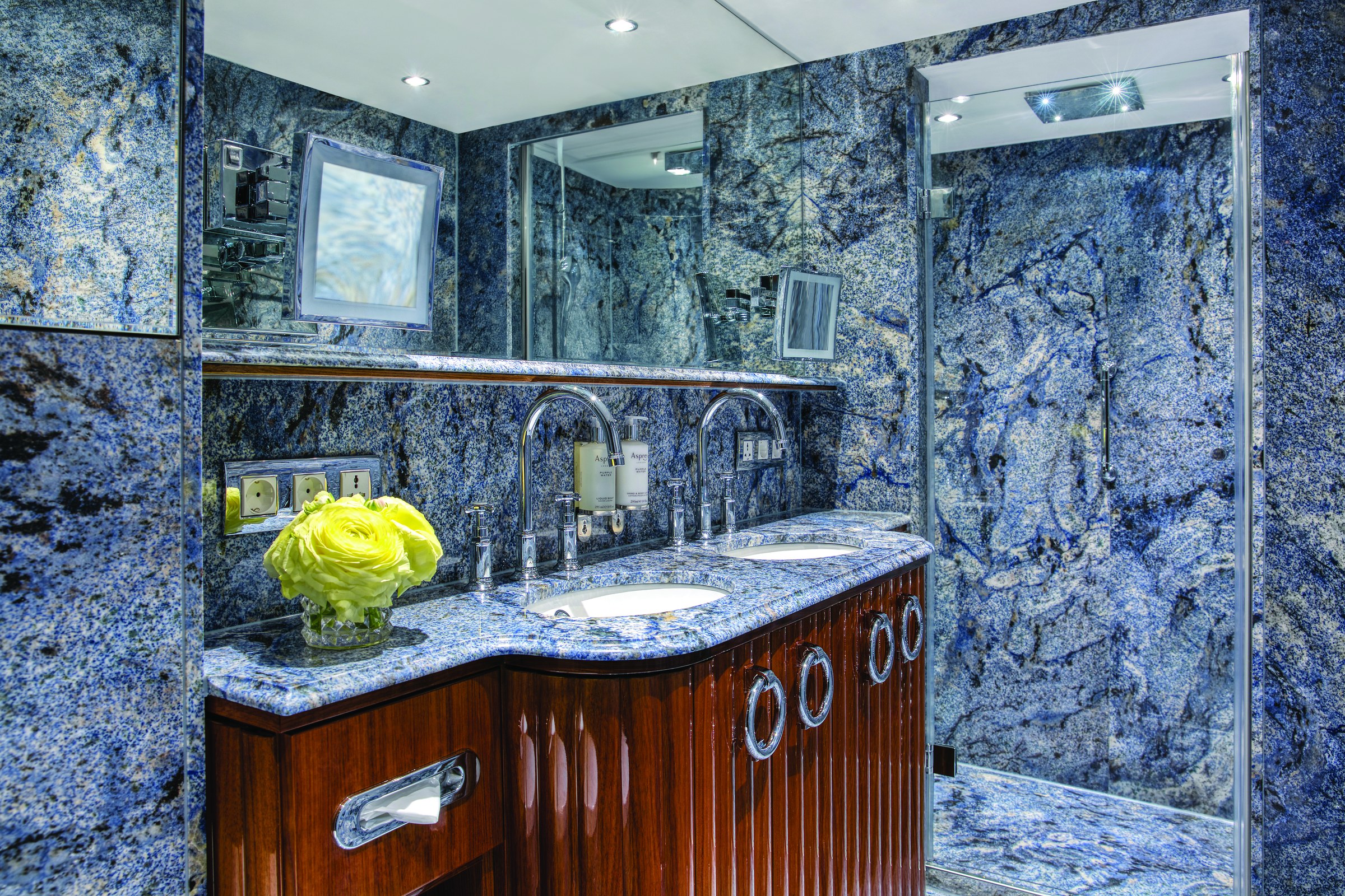 S.S. Bon Voyage – Suite bathroom