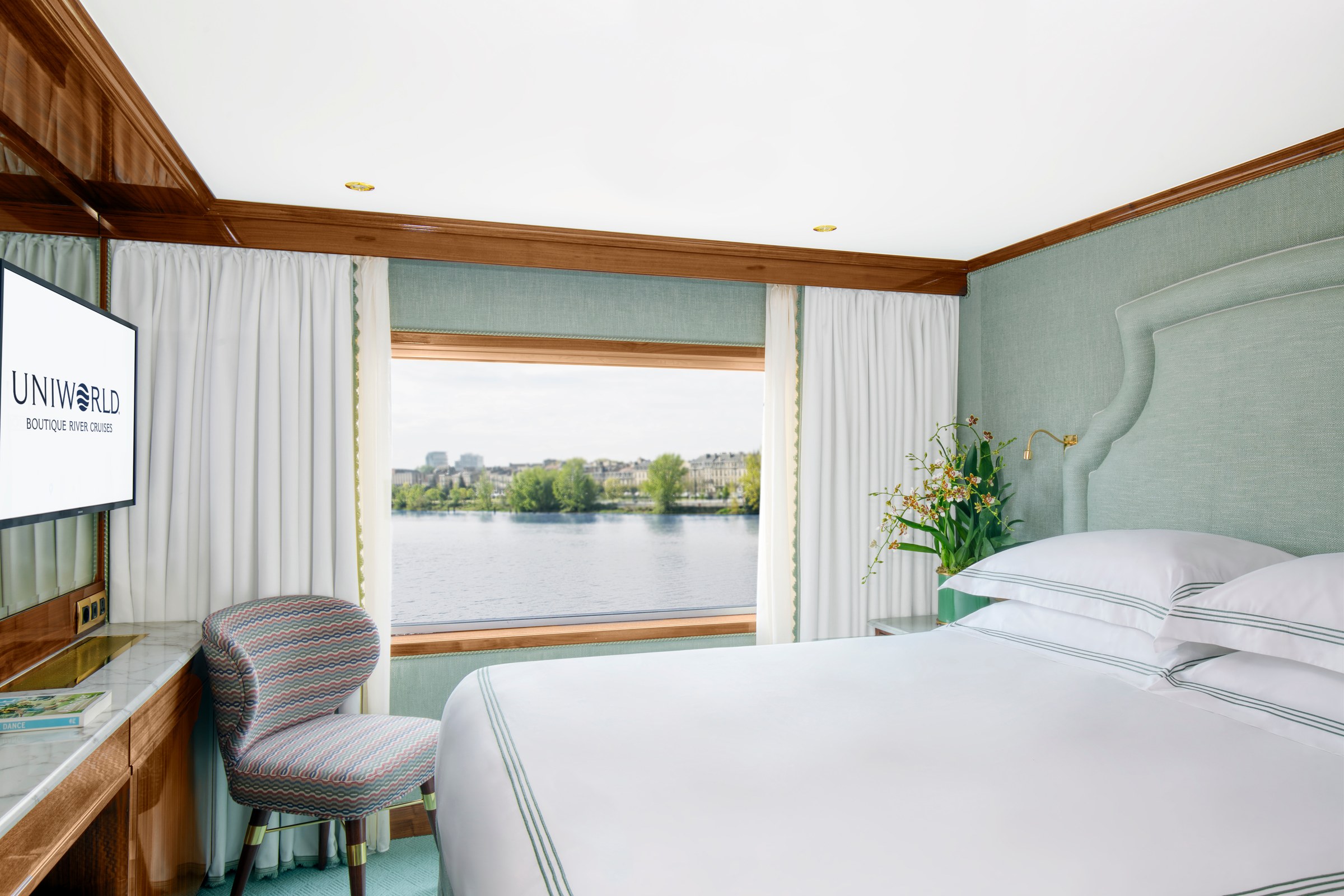 S.S. Bon Voyage – Deluxe stateroom