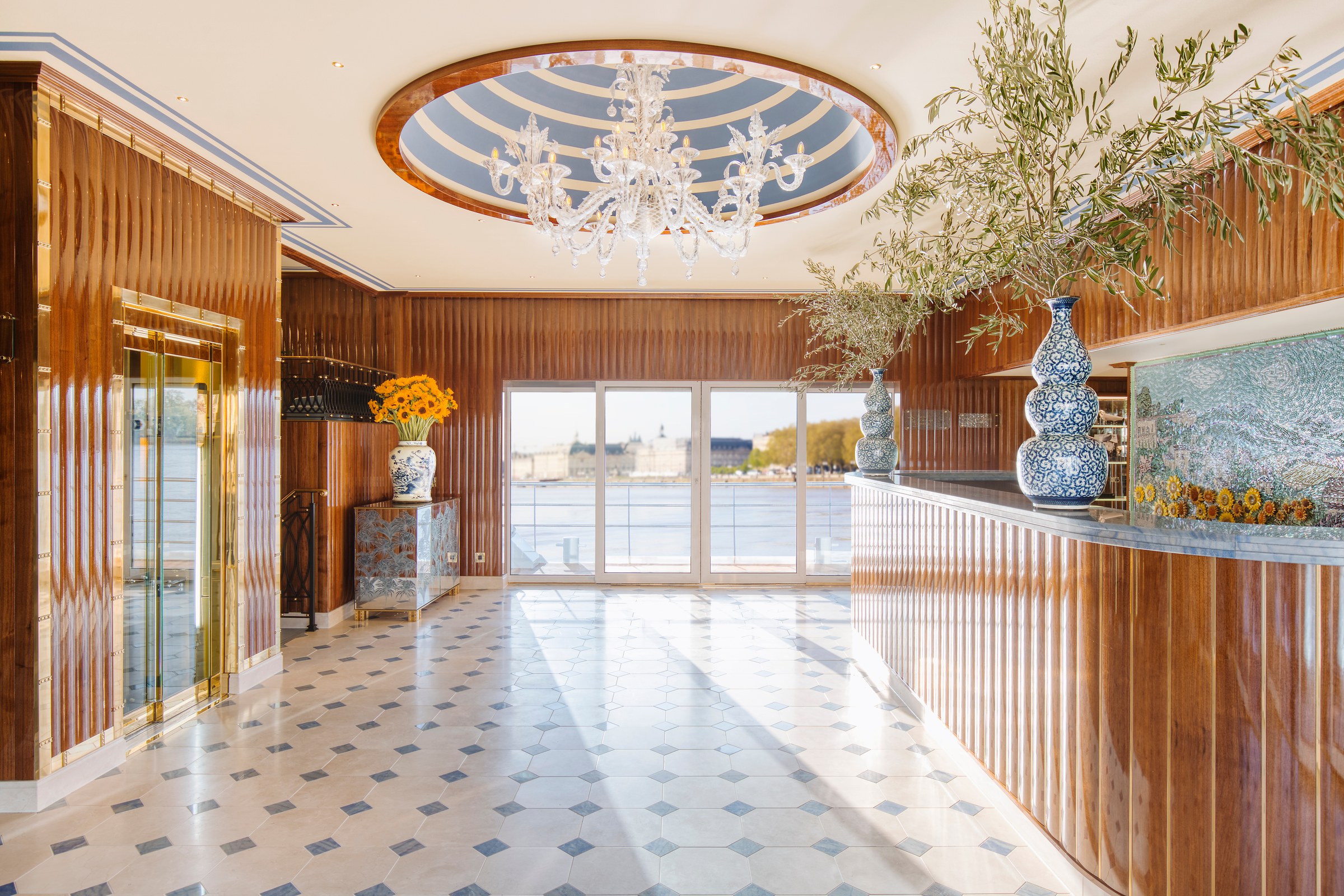 S.S. Bon Voyage – Lobby