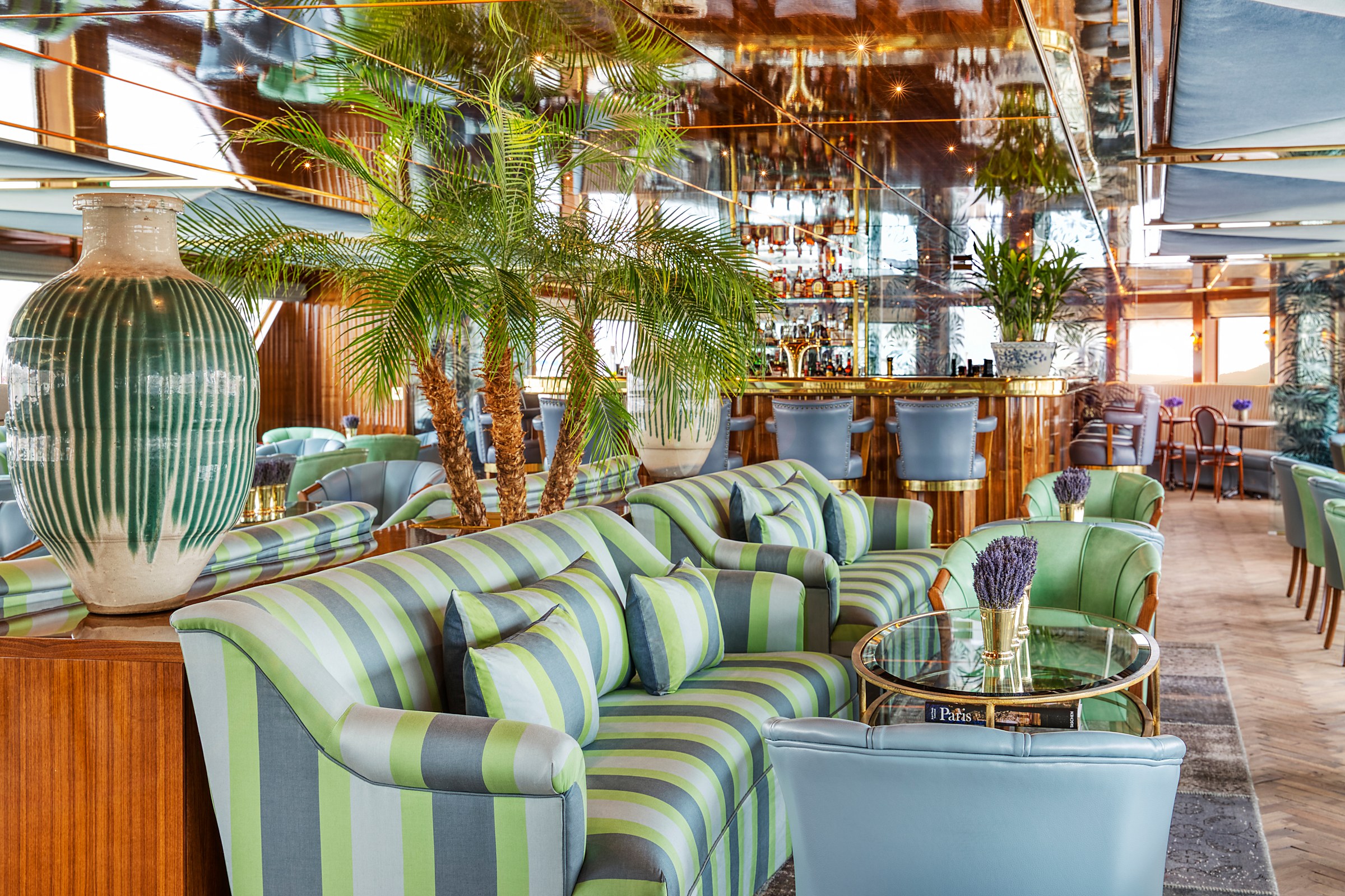 S.S. Bon Voyage – Salon Champagne