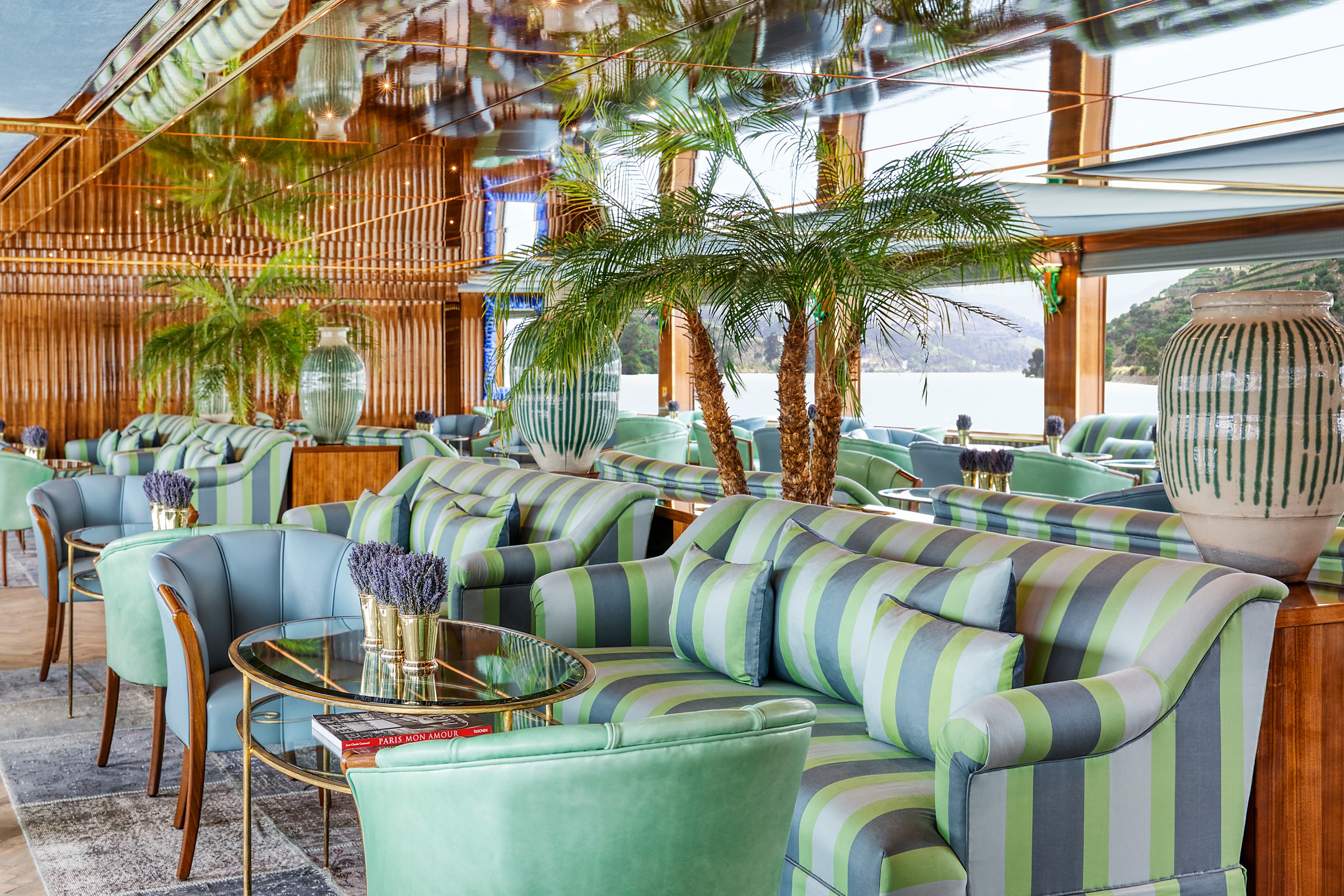 S.S. Bon Voyage – Salon Champagne
